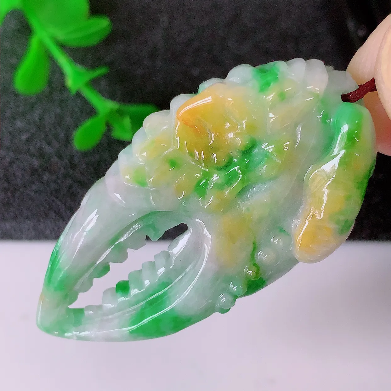 自然光实拍，冰润黄加绿翡翠八方来财吊坠，种老水足，雕工精湛 ，寓意美好，佩戴时尚出众！#60.17