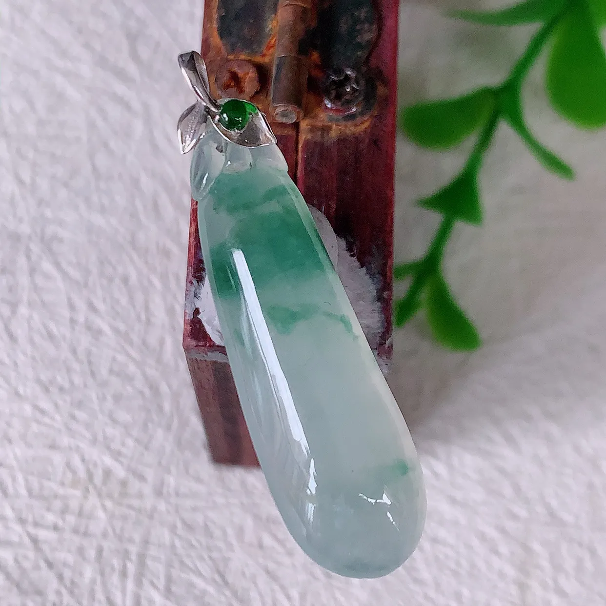 18K金镶嵌冰种飘花翡翠福瓜吊坠，种老水足，雕工精湛 ，寓意美好，佩戴时尚出众！#12.17