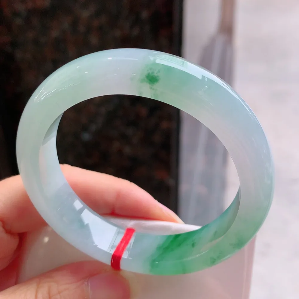 正圈高冰飘绿 无瑕 尺寸:55.7/12.8/8.8 种色俱佳