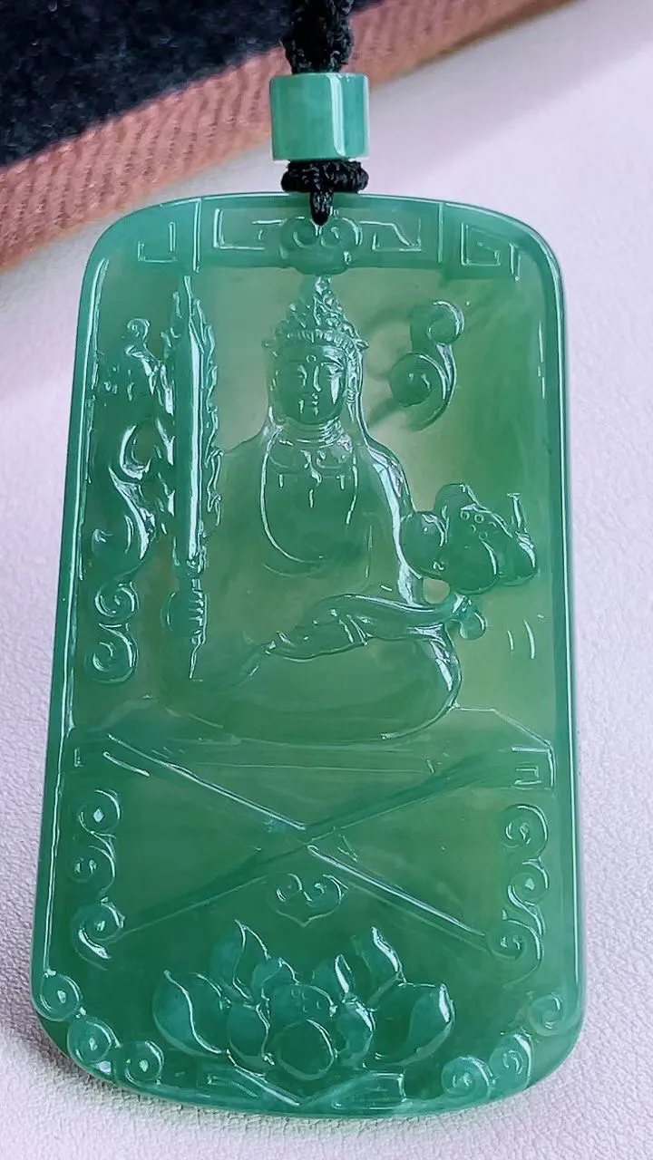 【翡翠名称】老坑种冰晴绿虚空藏菩萨吊坠挂件
【翡翠尺寸】68.2/41.5/5mm
【翡翠描述】缅甸