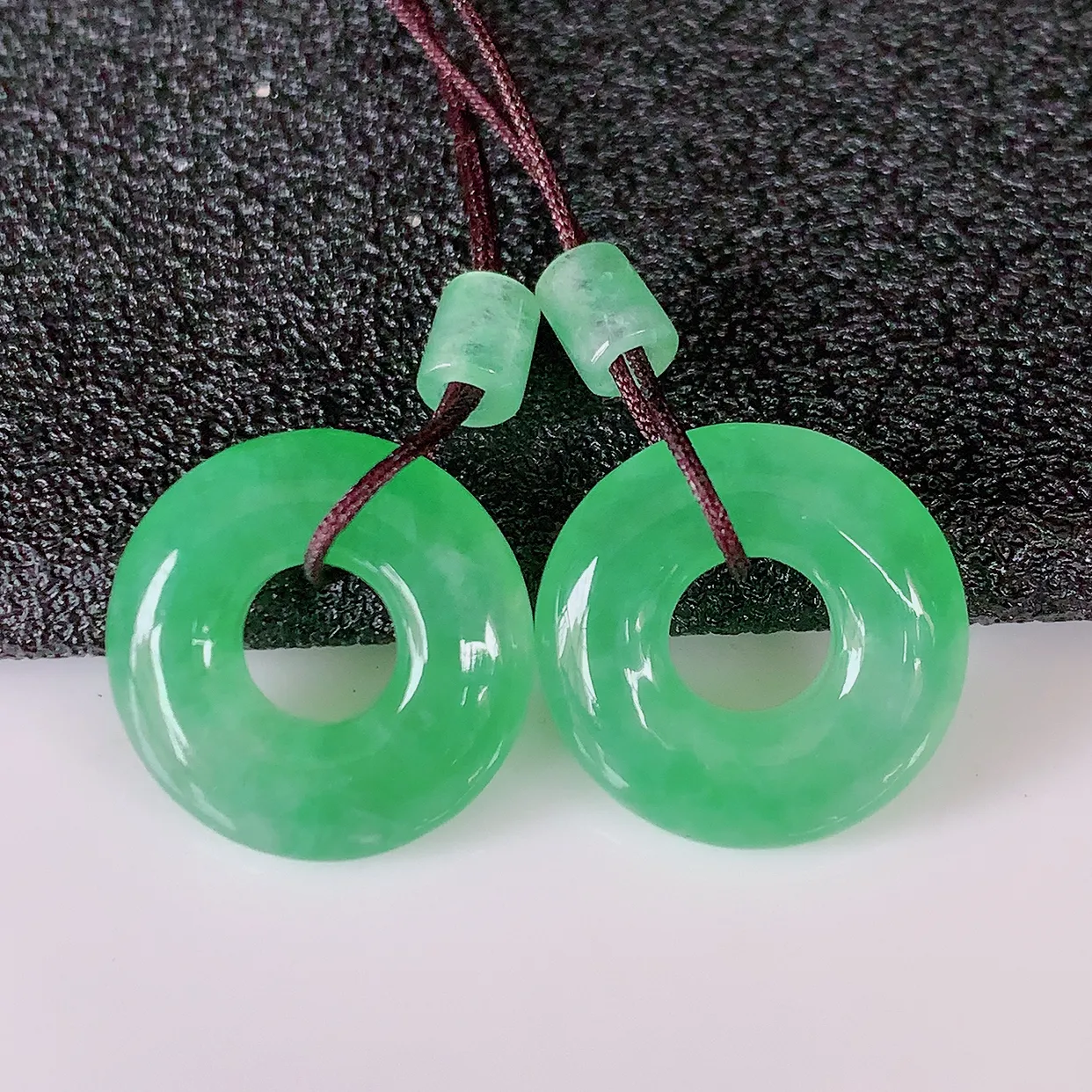 自然光实拍，冰种满绿翡翠一对平安扣耳坠，翠色灵动，玉质细腻，颜色漂亮，品相佳，佩戴佳品！配图银线 #57.17