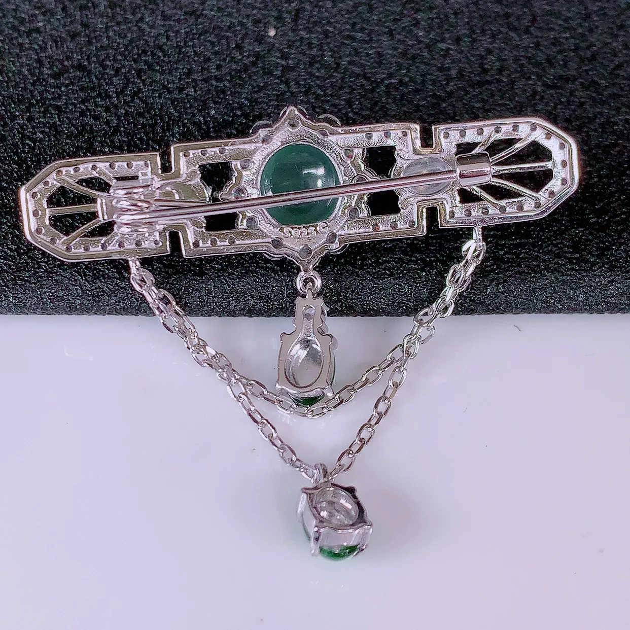 冰透满绿翡翠925银镶嵌胸针，自然光实拍，翠色灵动，颜色漂亮，种老水足，品相佳，佩戴佳品！#97.17整体42.5*38-12取一 裸石7.5*7.5