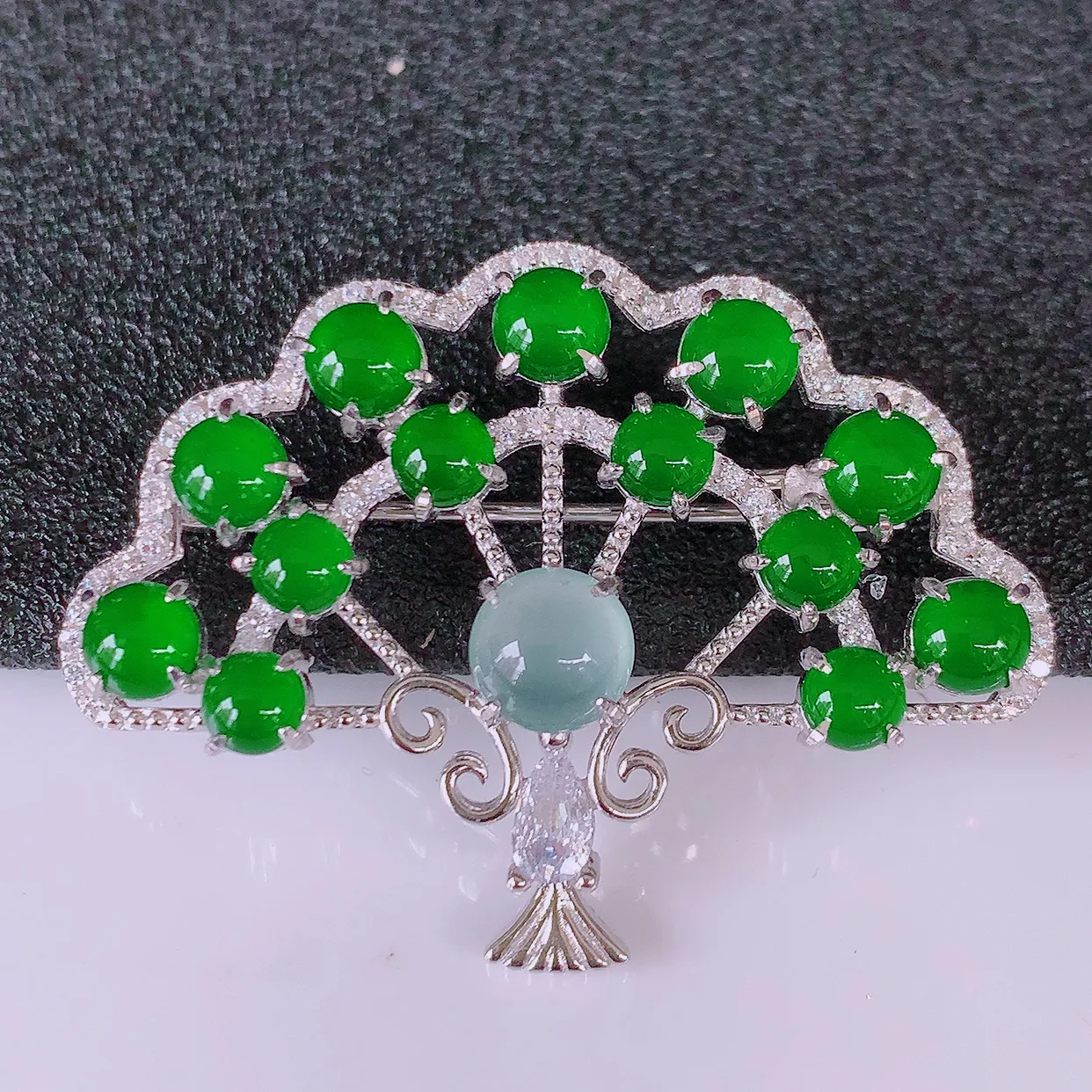 冰透满绿翡翠925银镶嵌胸针，自然光实拍，翠色灵动，颜色漂亮，种老水足，品相佳，佩戴佳品！#97.1