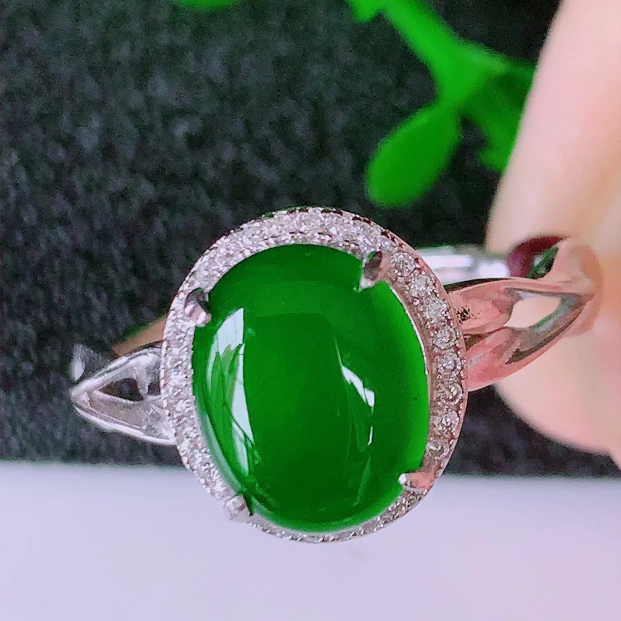 冰透满绿翡翠925银镶嵌戒指，自然光实拍，翠色灵动，颜色漂亮，种老水足，品相佳，佩戴佳品！#97.17（圈口可调大小）整体25*18*5.8裸石10*8
