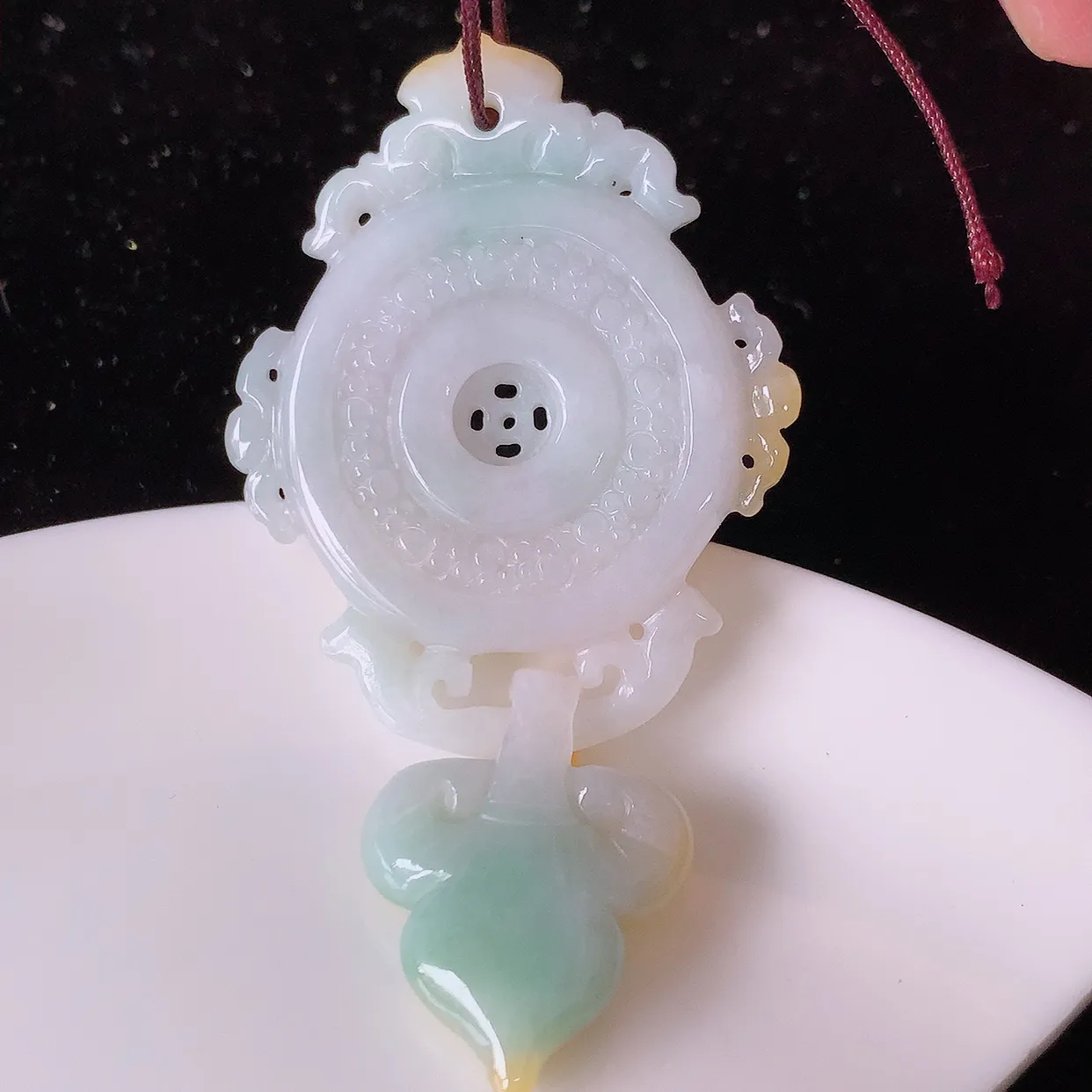 自然光实拍，冰润黄加绿翡翠时来运转吊坠，种老水足，雕工精湛 ，寓意美好，佩戴时尚出众！#60.17