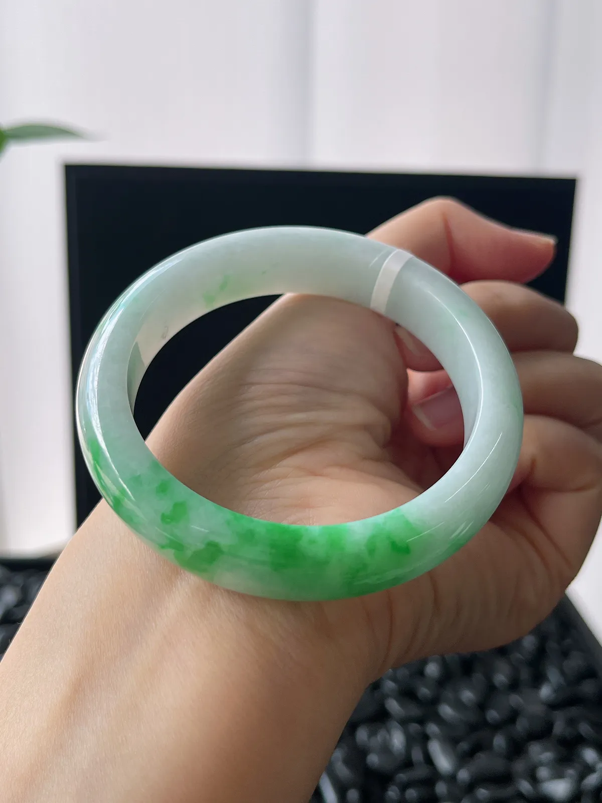 正圈55圈口，翡翠糯化种飘绿手镯