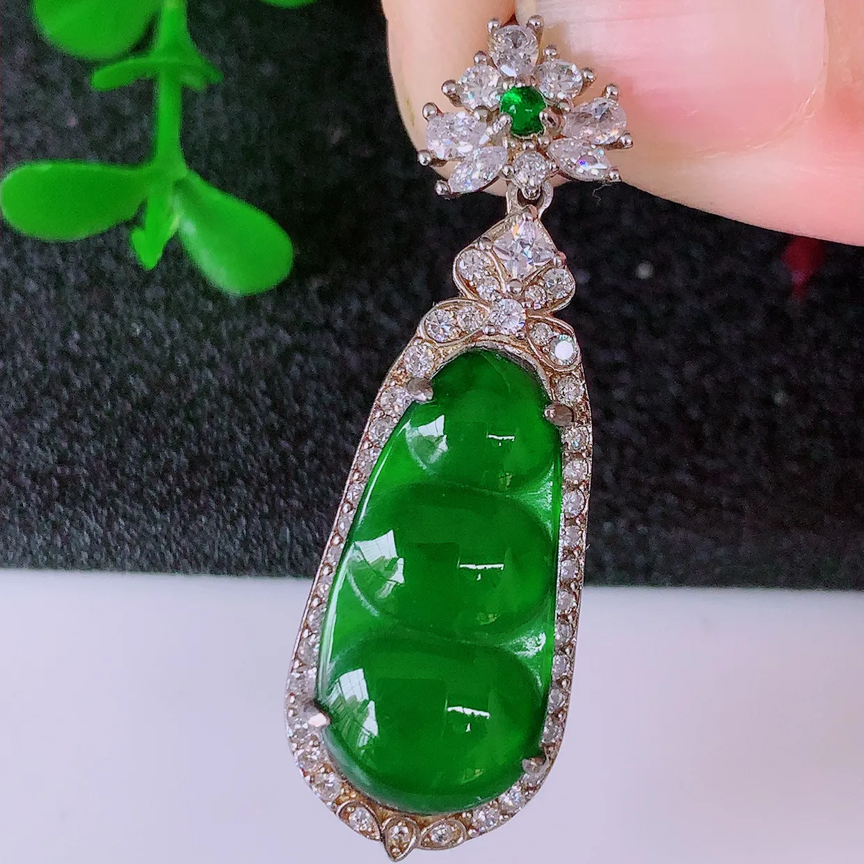 冰透满绿翡翠925银镶嵌福豆吊坠，自然光实拍，翠色灵动，颜色漂亮，种老水足，品相佳，佩戴佳品！#97.17整体37.5*12*7.5 裸石19.5*9.5