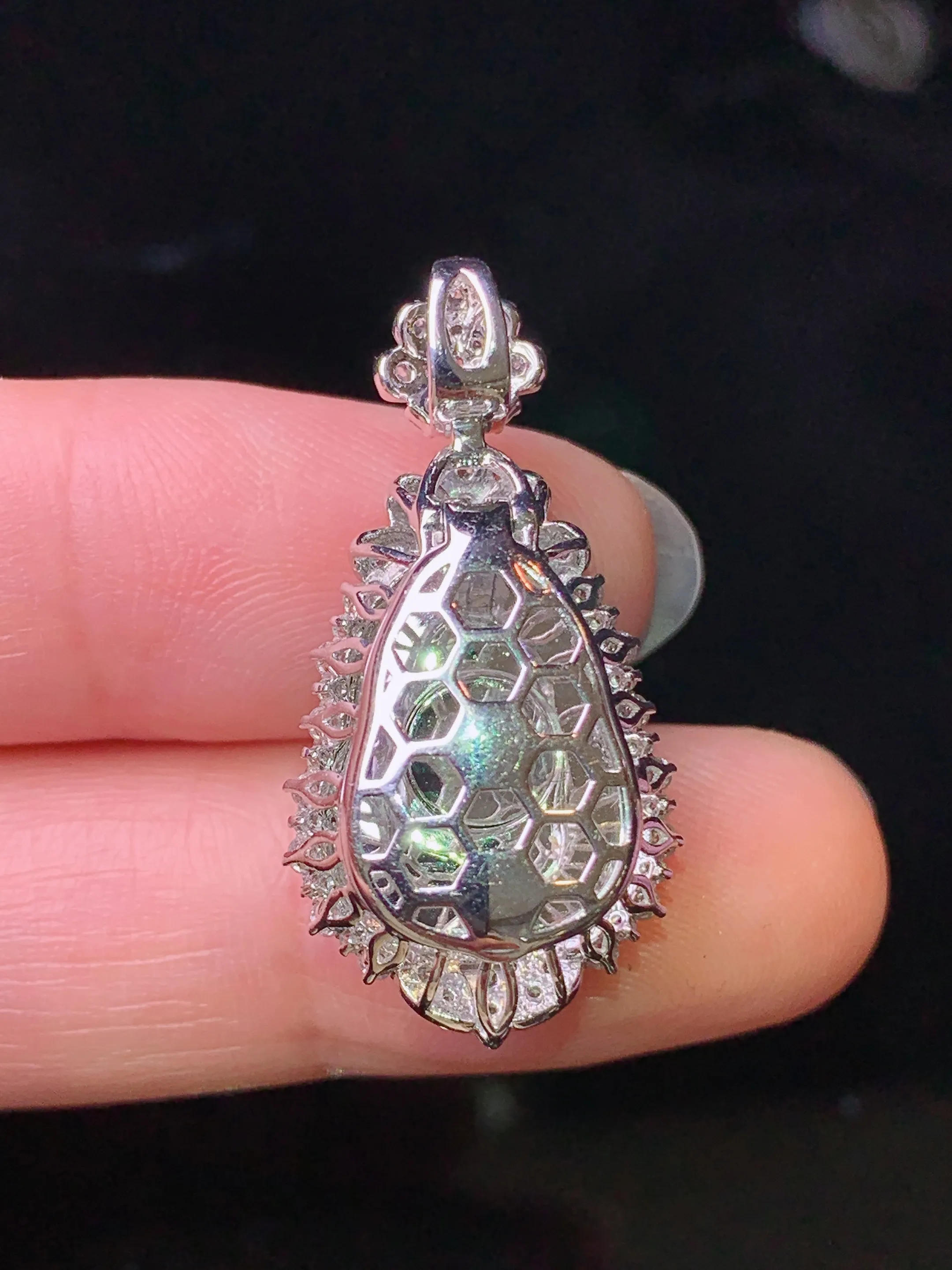 18k金钻镶嵌翠绿葫芦吊坠 玉质细腻 色泽清新艳丽 整体尺寸29.8*15.2*11.7