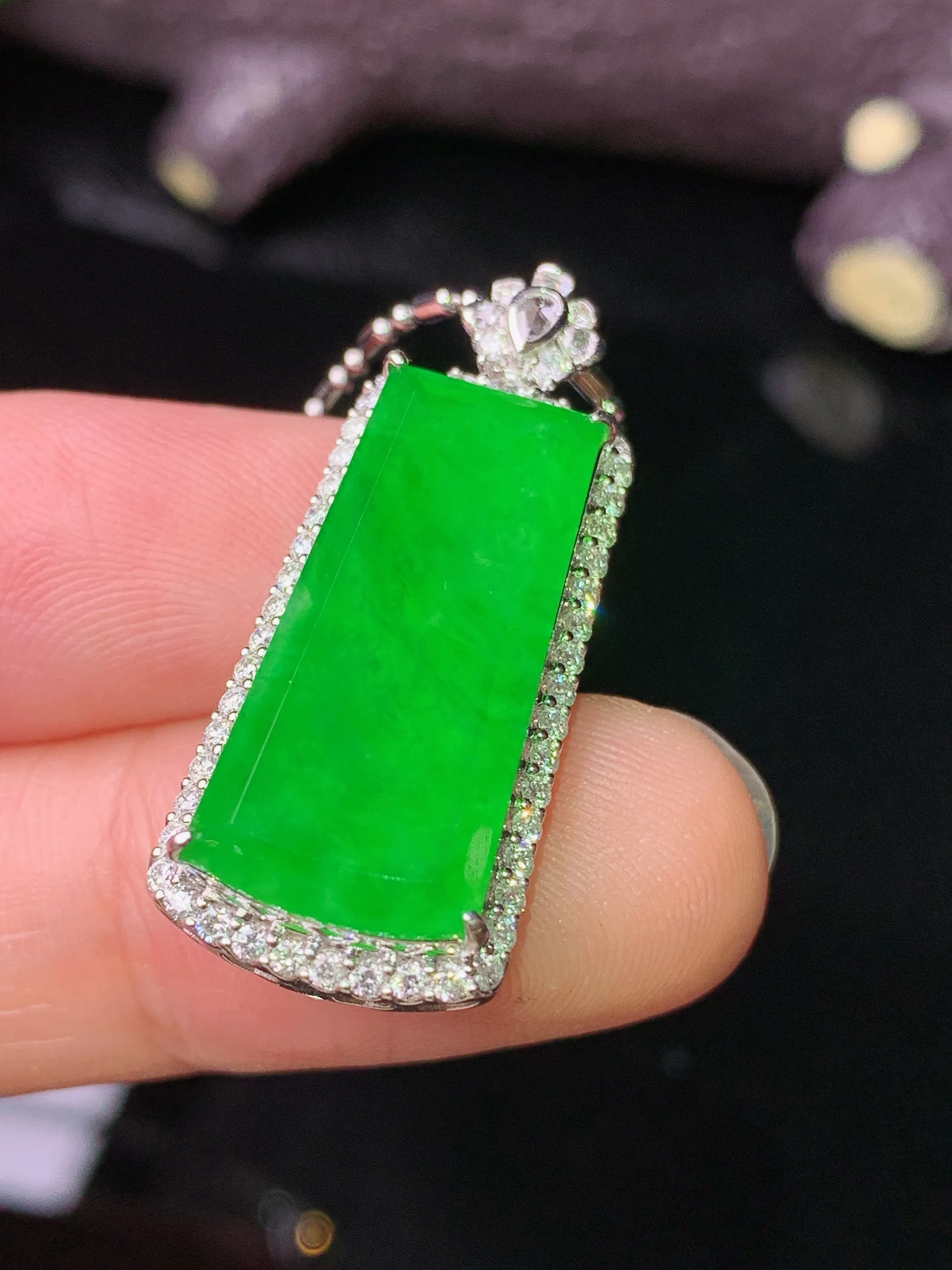 18k金钻镶嵌满绿无事牌吊坠 玉质细腻 色泽清新艳丽 整体尺寸31.5*13*7.6