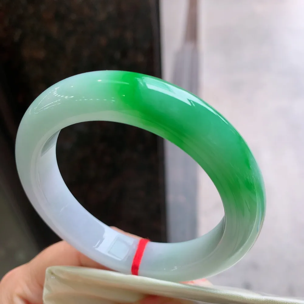 正圈一大节阳绿 无瑕 尺寸:56.9/12.7/10 色阳