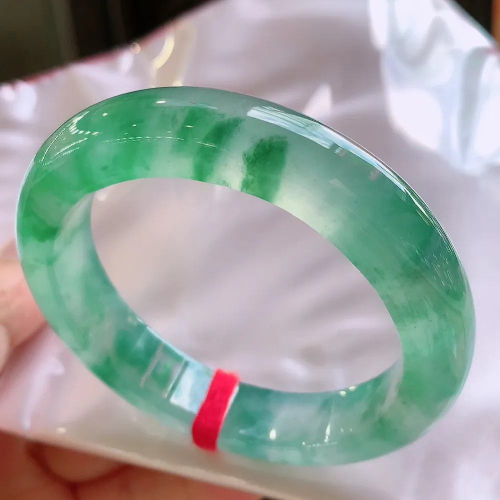 正圈冰玻阳绿 无瑕 尺寸:55.1/12.5/9.1 种色俱佳 高品质
