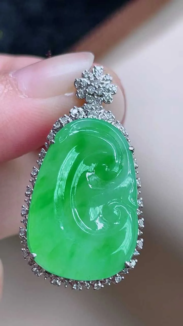 【翡翠名称】18K金豪华镶钻冰阳绿如意吊坠
【翡翠尺寸】含金33.8/17.9/6.3mm裸石23/