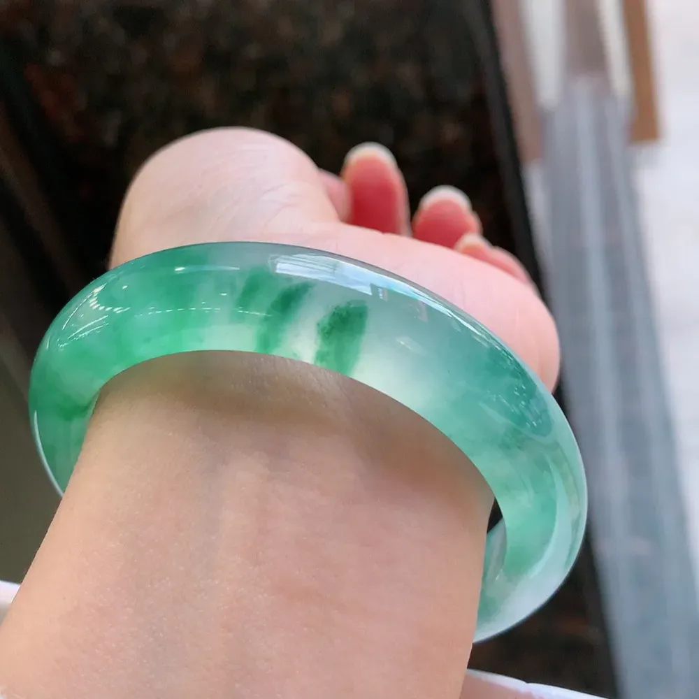 正圈冰玻阳绿 无瑕 尺寸:55.1/12.5/9.1 种色俱佳 高品质