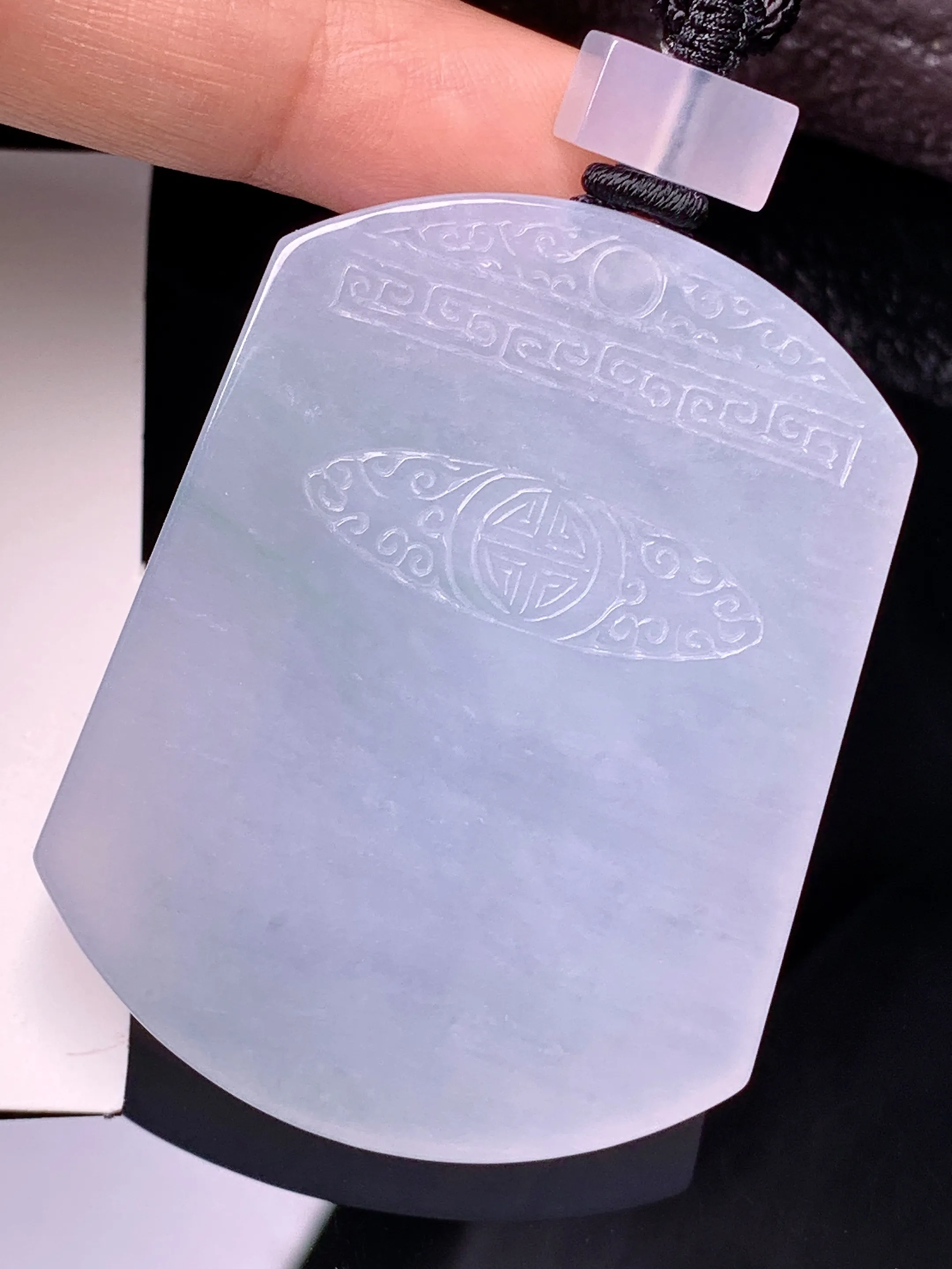 冰种飘绿无事牌吊坠 玉质细腻 色泽清新艳丽 整体尺寸53.2*41.5*6