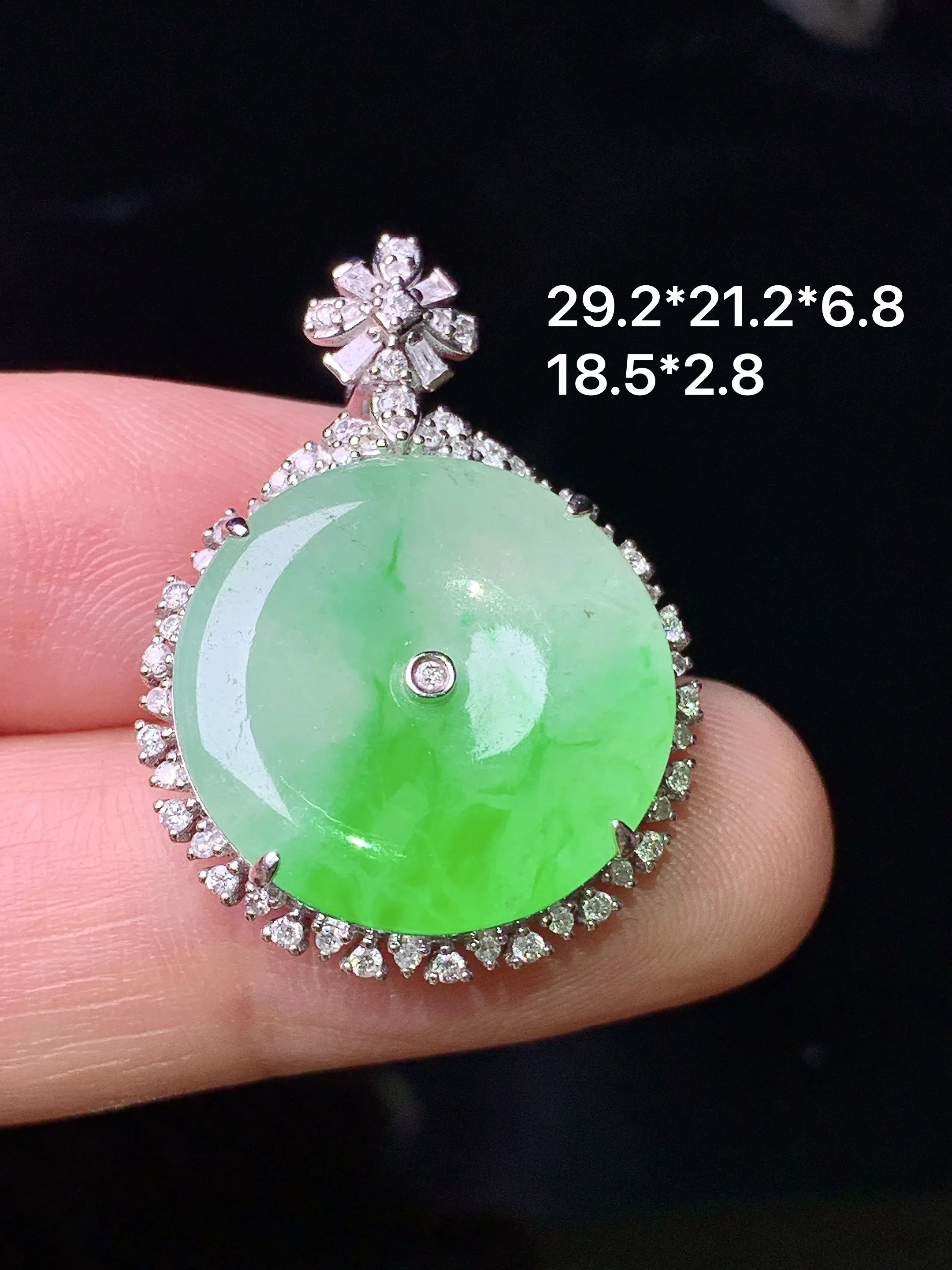 18k金钻镶嵌飘绿平安扣吊坠 玉质细腻 色泽清新艳丽 整体尺寸29.2*21.2*6.8