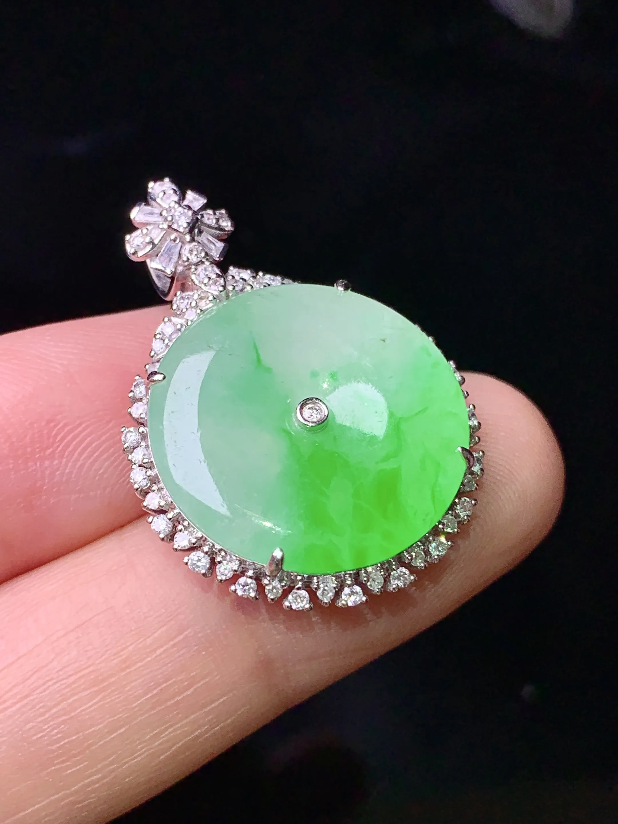 18k金钻镶嵌飘绿平安扣吊坠 玉质细腻 色泽清新艳丽 整体尺寸29.2*21.2*6.8