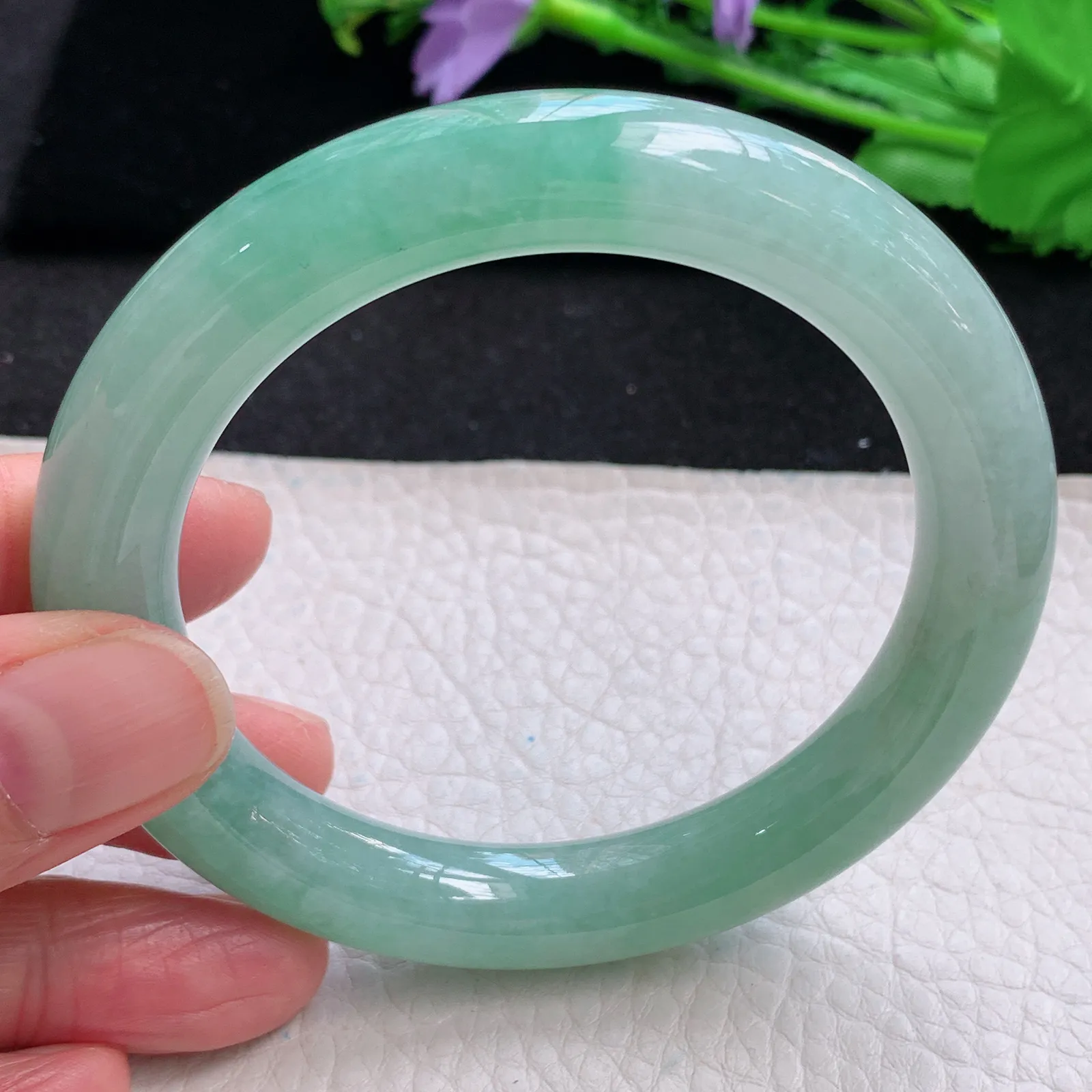 xh自然光57*10.5美人镯 缅甸翡翠冰绿水灵圆条玉手镯 平安镯