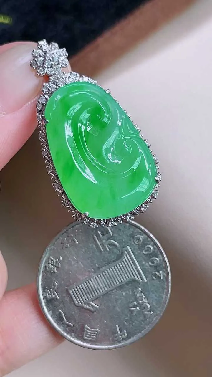 【翡翠名称】18K金豪华镶钻冰阳绿如意吊坠
【翡翠尺寸】含金33.8/17.9/6.3mm裸石23/15.5
【翡翠描述】缅甸天然翡翠A货，种老水足，玉质细腻，色泽靓丽，性价比高，佩戴效果好！