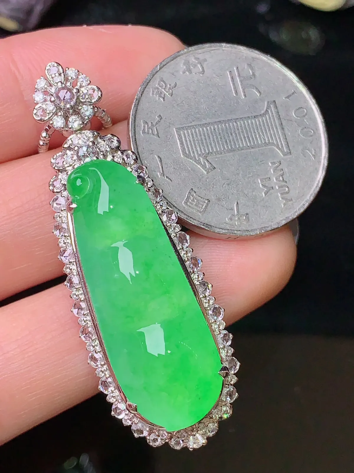 18k金钻镶嵌翠绿四季豆吊坠 玉质细腻 色泽清新艳丽  整体尺寸45.8*16.5*13