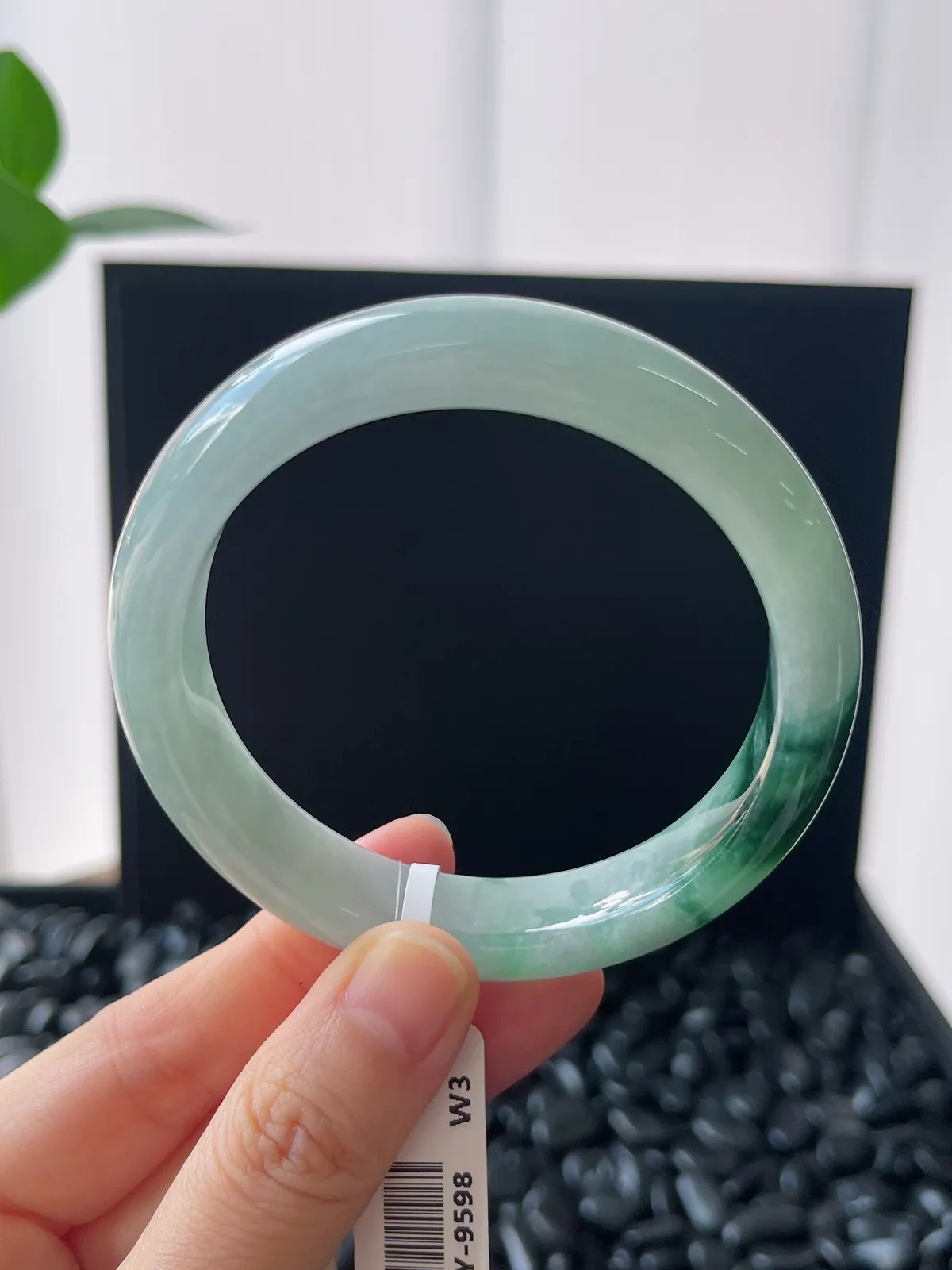 正圈56圈口，翡翠糯化种飘绿手镯