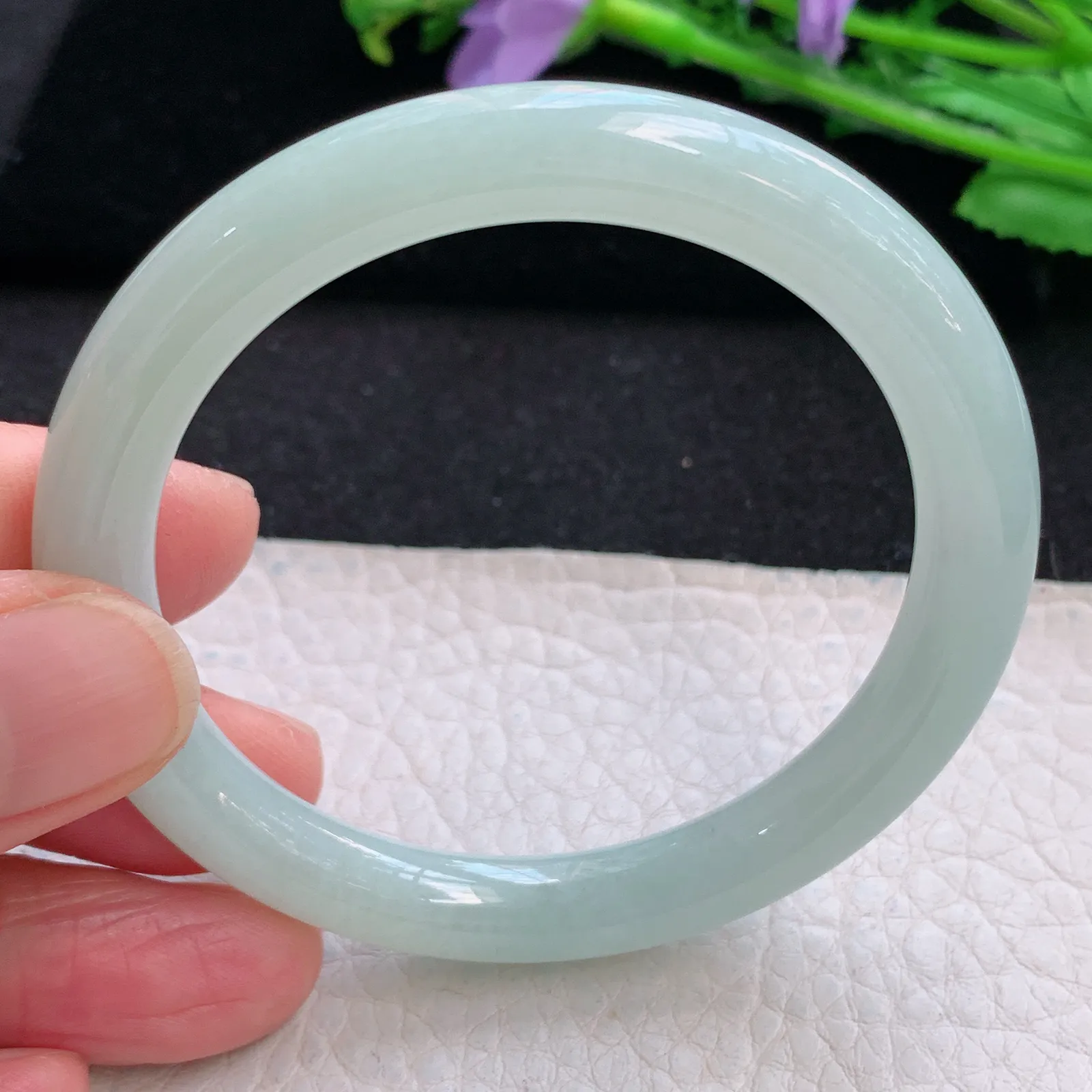 n小圈口52*8叮当镯 天然缅甸翡翠浅绿清爽水灵圆条玉手镯 美人镯