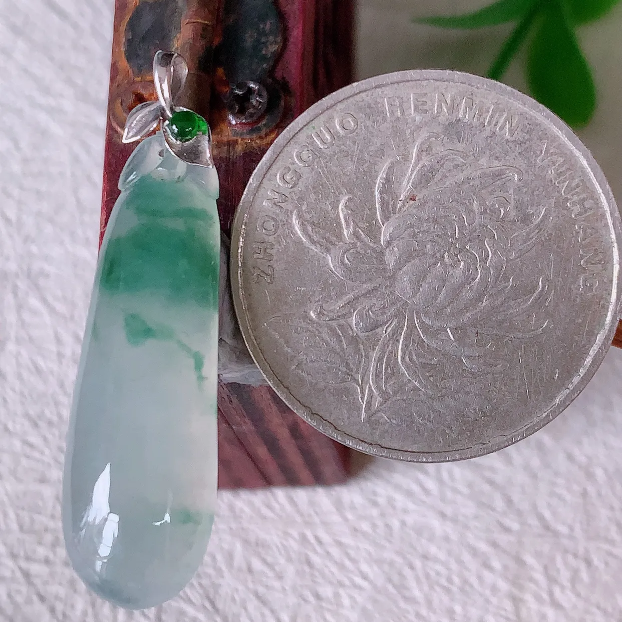 18K金镶嵌冰种飘花翡翠福瓜吊坠，种老水足，雕工精湛 ，寓意美好，佩戴时尚出众！#12.17