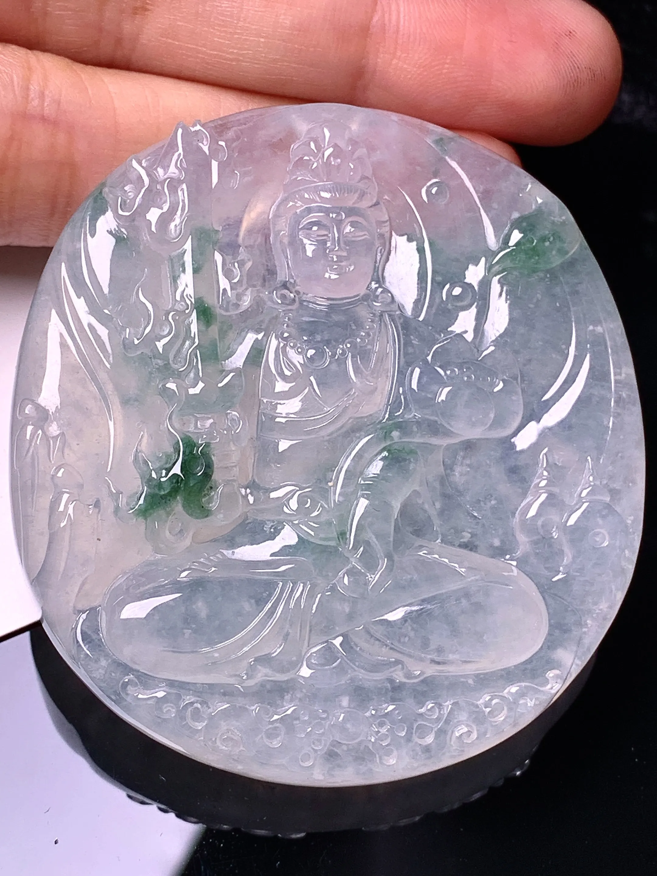 冰种飘绿大势至观音菩萨吊坠 玉质细腻 色泽清新艳丽 整体尺寸55.6*51.3*9.6