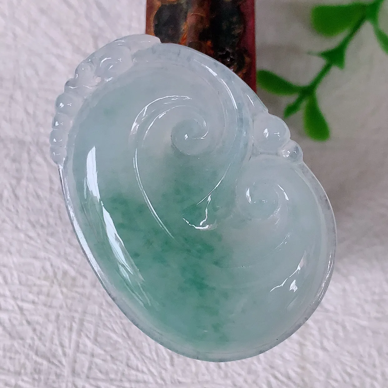 自然光实拍，冰飘花翡翠如意吊坠，冰透，翠色灵动，饱满，万事如意，如意一生，配戴精美！#57.17