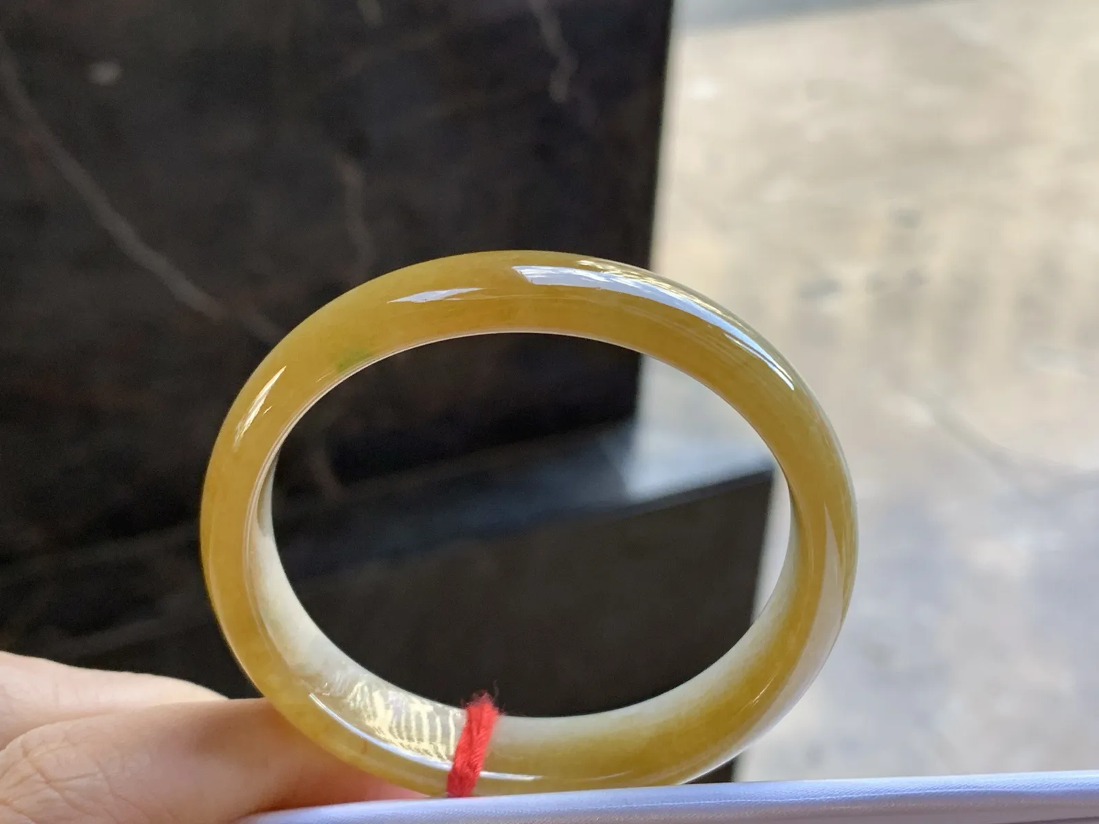 52-12.5-6

黄翡贵妃手镯^_^正圈50可以带