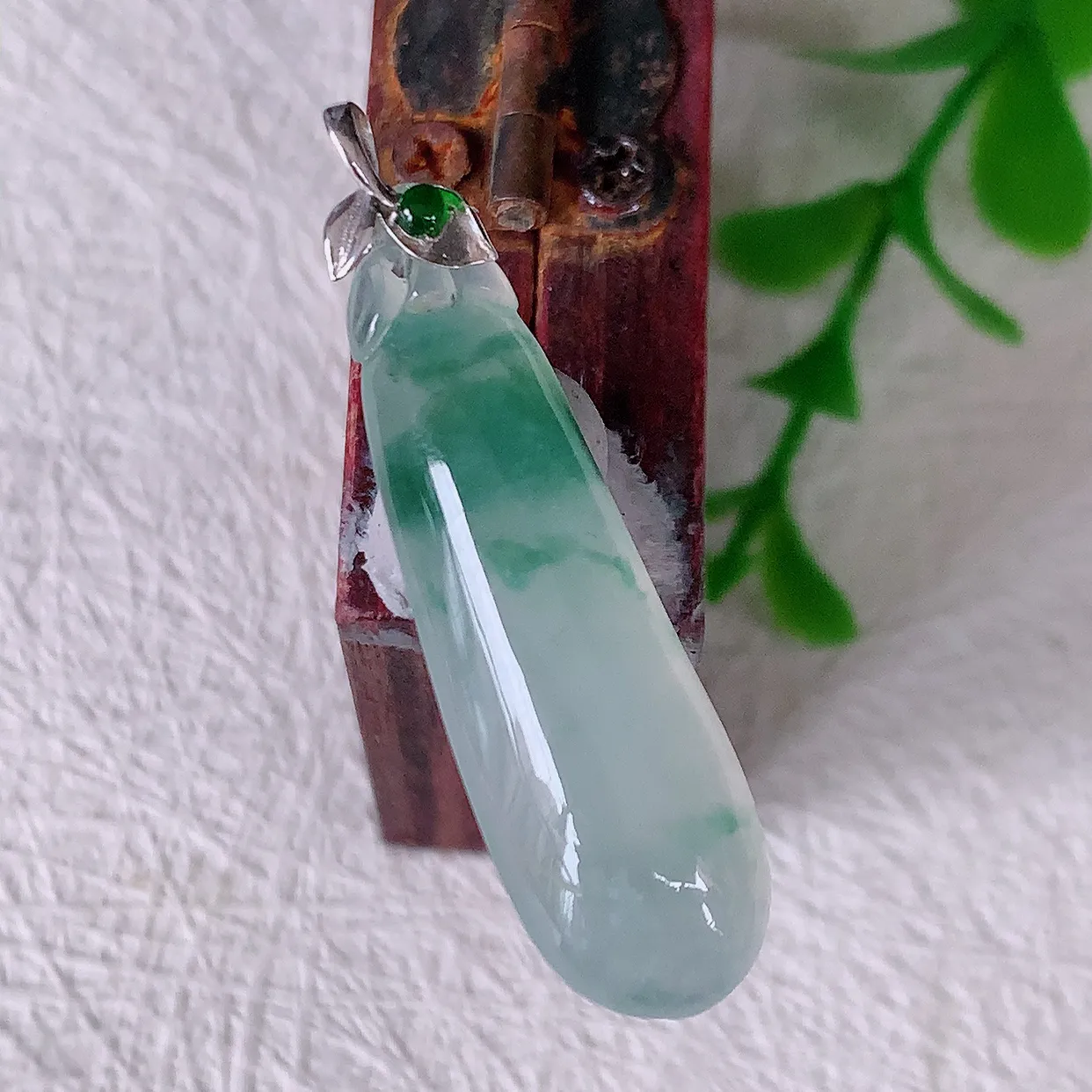 18K金镶嵌冰种飘花翡翠福瓜吊坠，种老水足，雕工精湛 ，寓意美好，佩戴时尚出众！#12.17