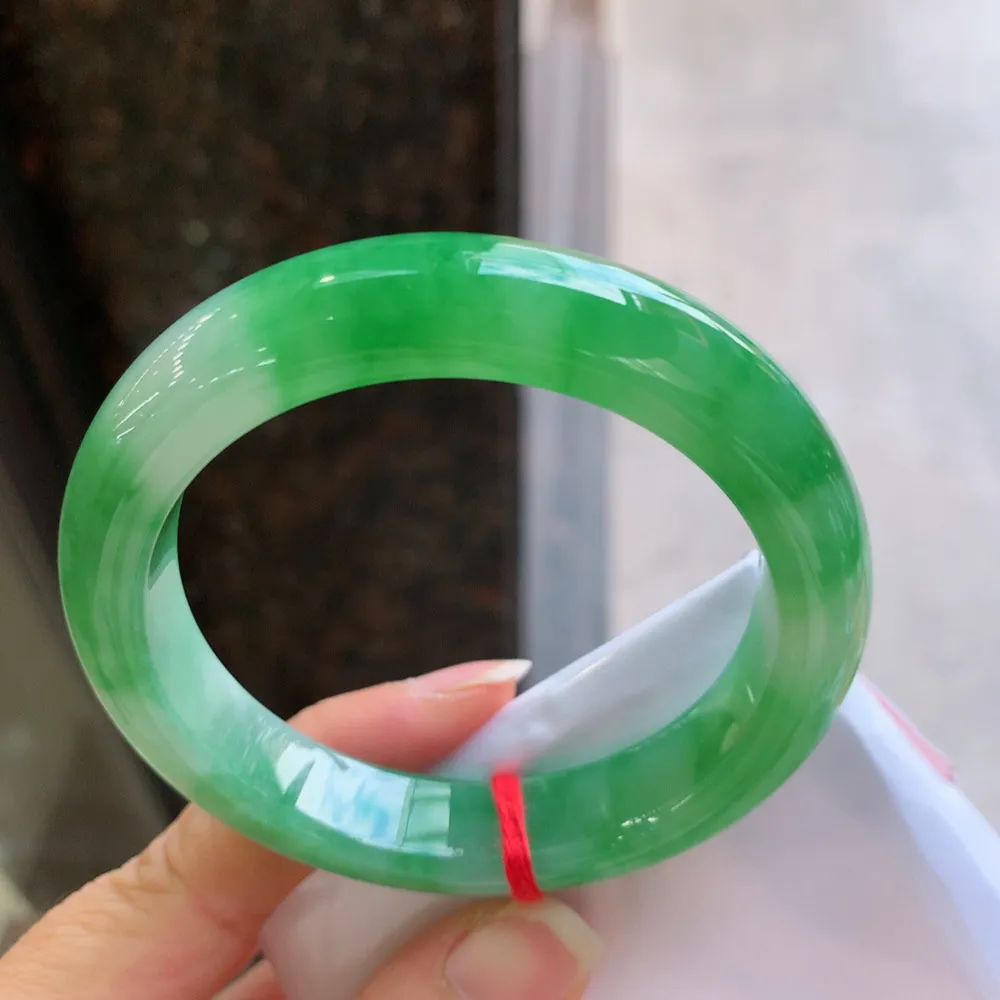 正圈高冰阳绿 无瑕 尺寸:54.8/12.2/9.1 种色俱佳