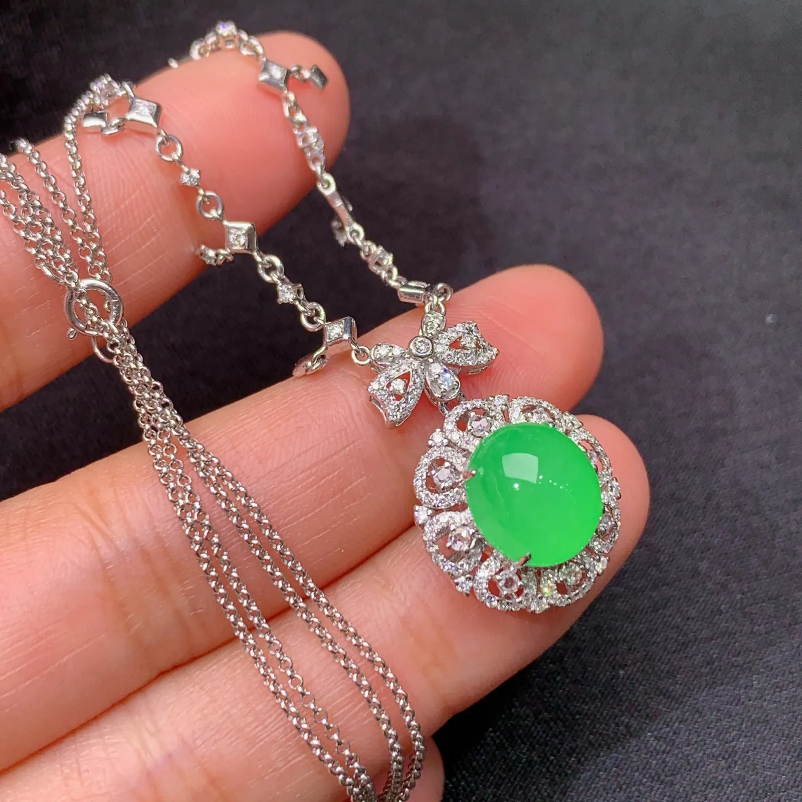冰阳绿蛋面锁骨链，18k金镶嵌，款式精美，冰润色阳，种水足 裸石9.8*9.1*5