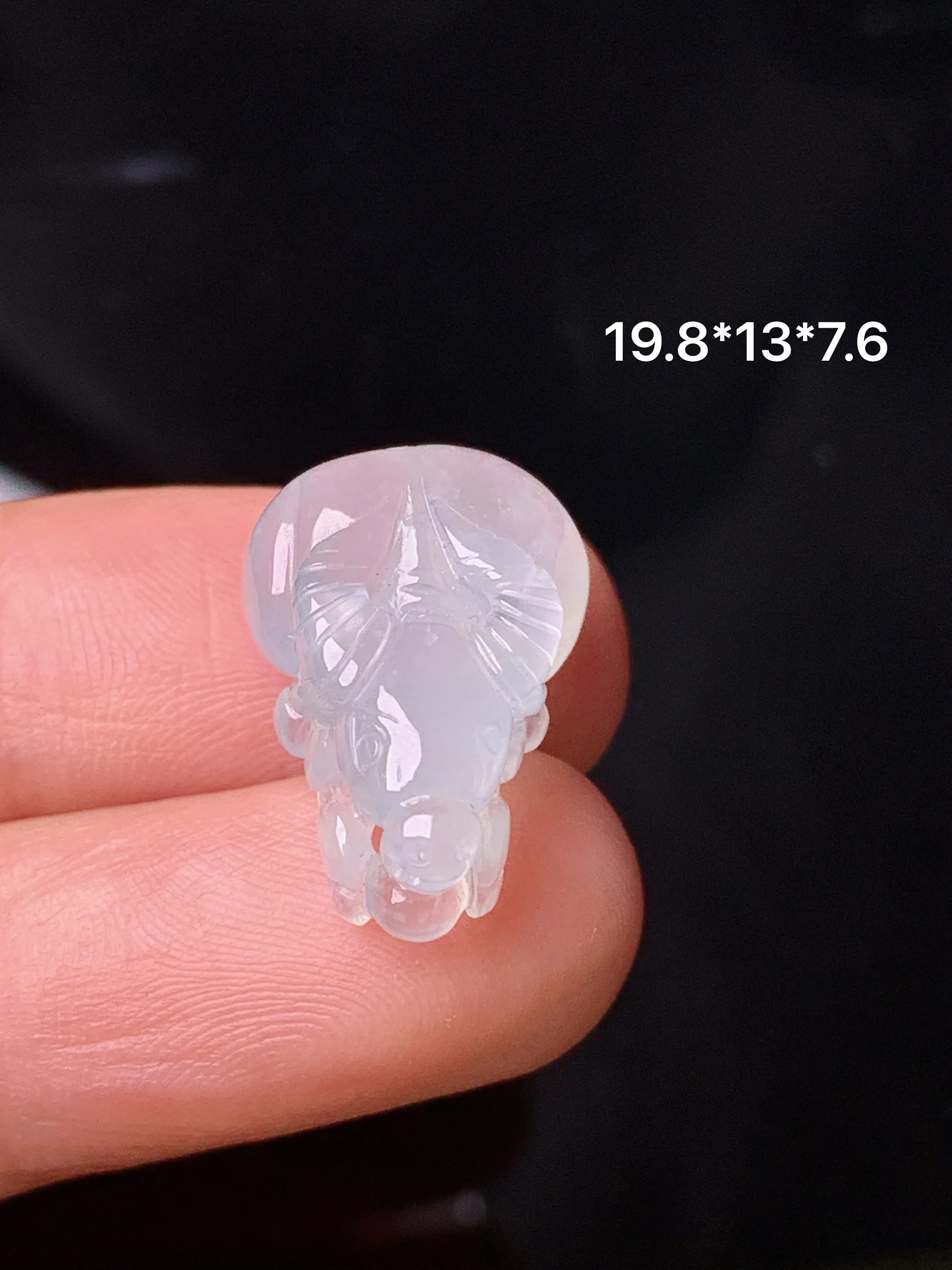 冰种生肖牛吊坠 玉质细腻 色泽清新艳丽 整体尺寸19.8*13*7.6