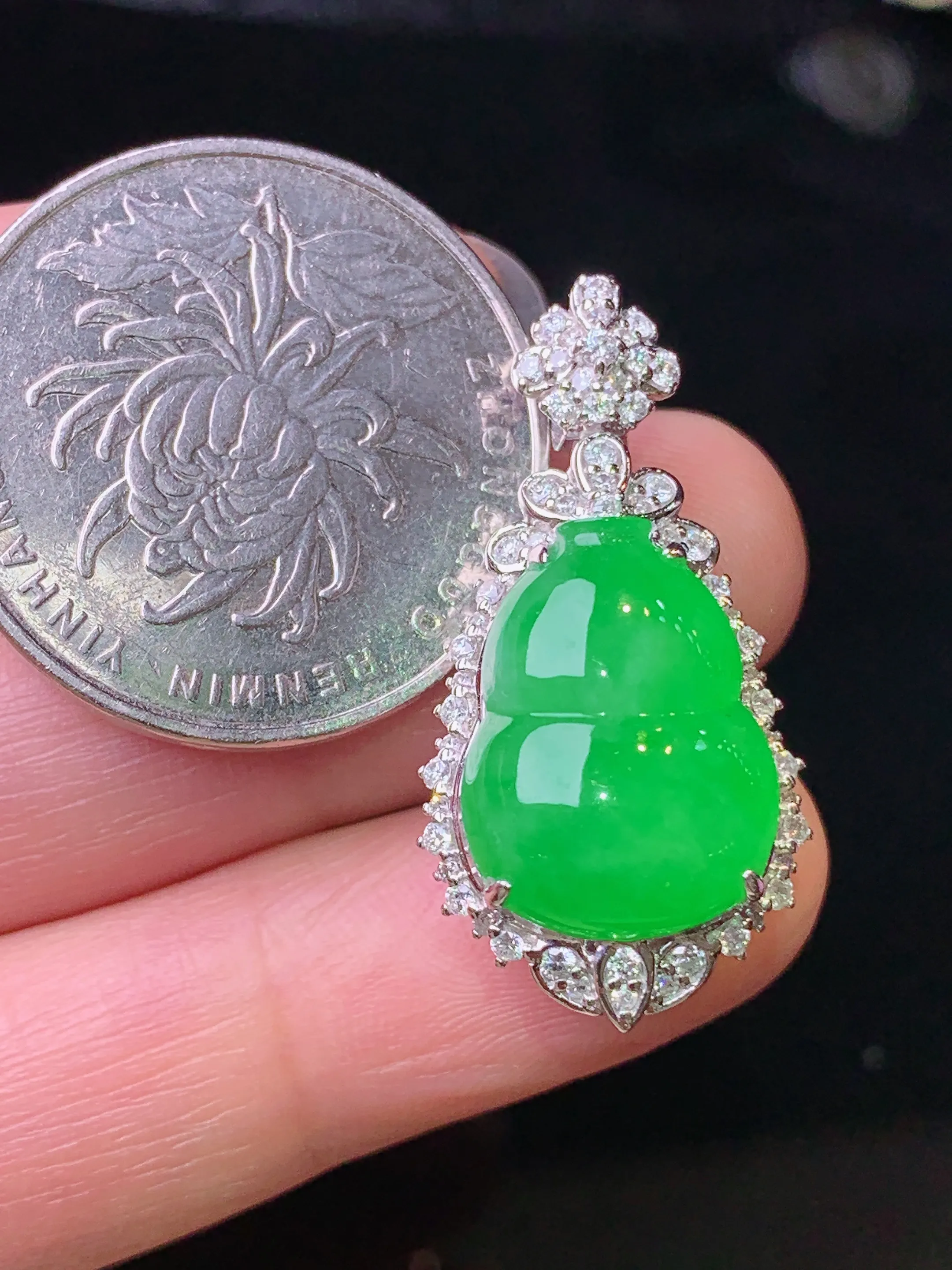 18k金钻镶嵌翠绿葫芦吊坠 玉质细腻 色泽清新艳丽 整体尺寸29.8*15.2*11.7