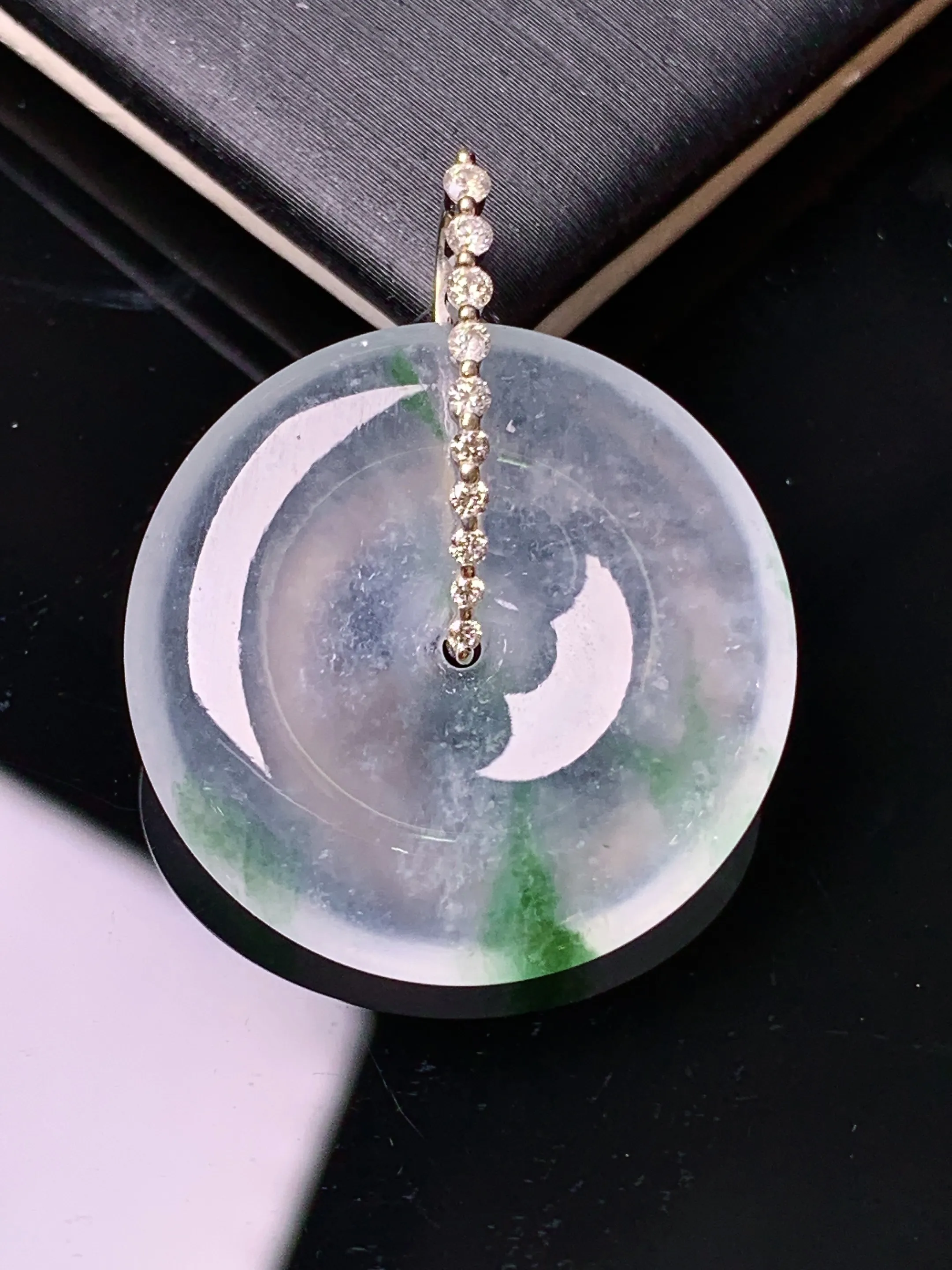 18k金钻镶嵌冰种飘绿平安扣吊坠 玉质细腻 色泽清新艳丽 整体尺寸30*24*4.8