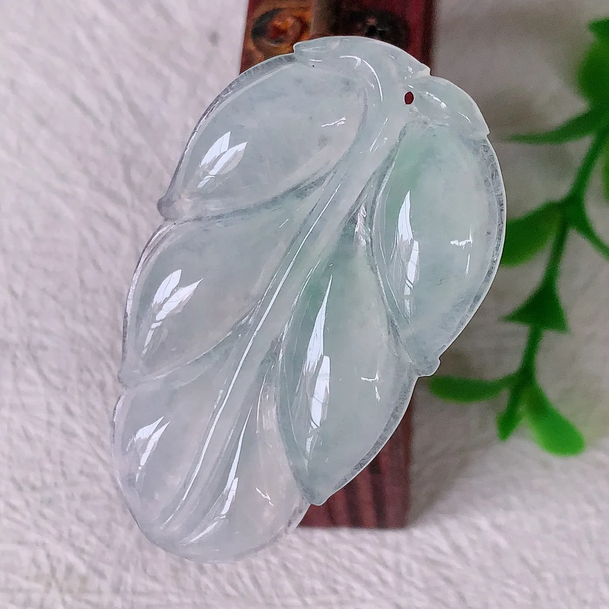 自然光实拍，冰种翡翠叶子吊坠 ，种水足，色泽清新，工艺精湛，叶子寓意美好；金枝玉叶，事业有成。#57.17