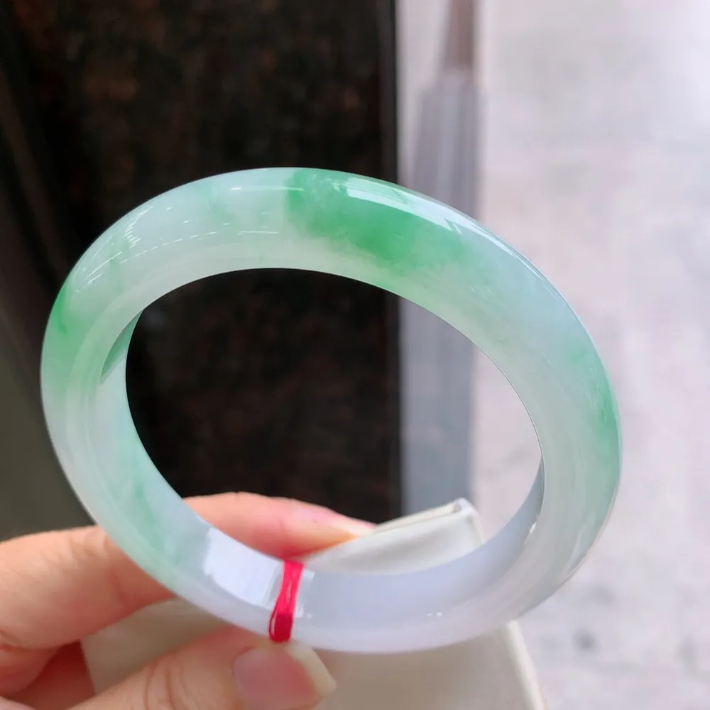 正圈高冰阳绿 无瑕 尺寸:61.2/11.8/9.7 种色兼备 大圈口