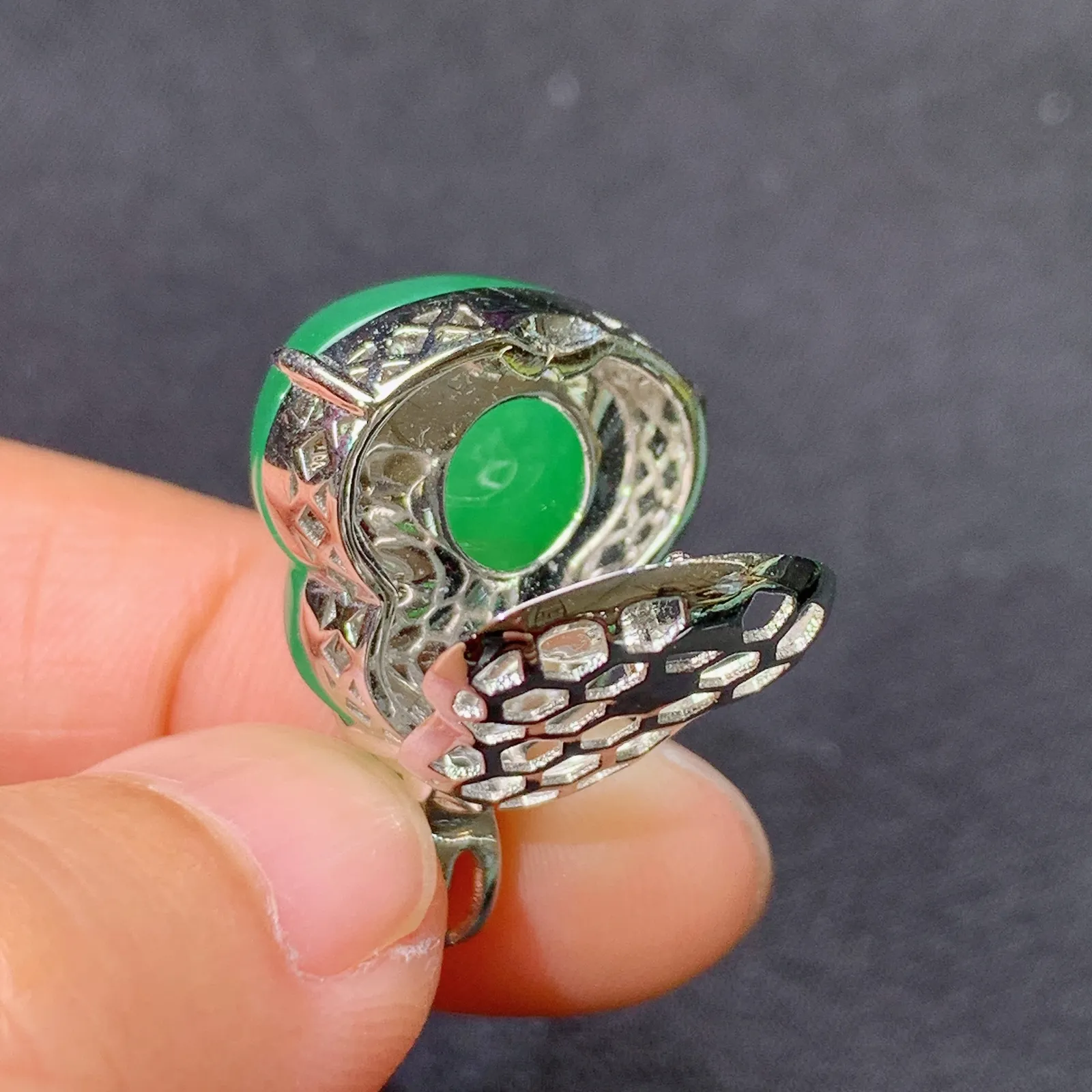 浅阳绿葫芦吊坠，18k金镶嵌，色泽鲜阳，冰润细腻，种水足，Xj 尺寸23.4*16.1*12.7