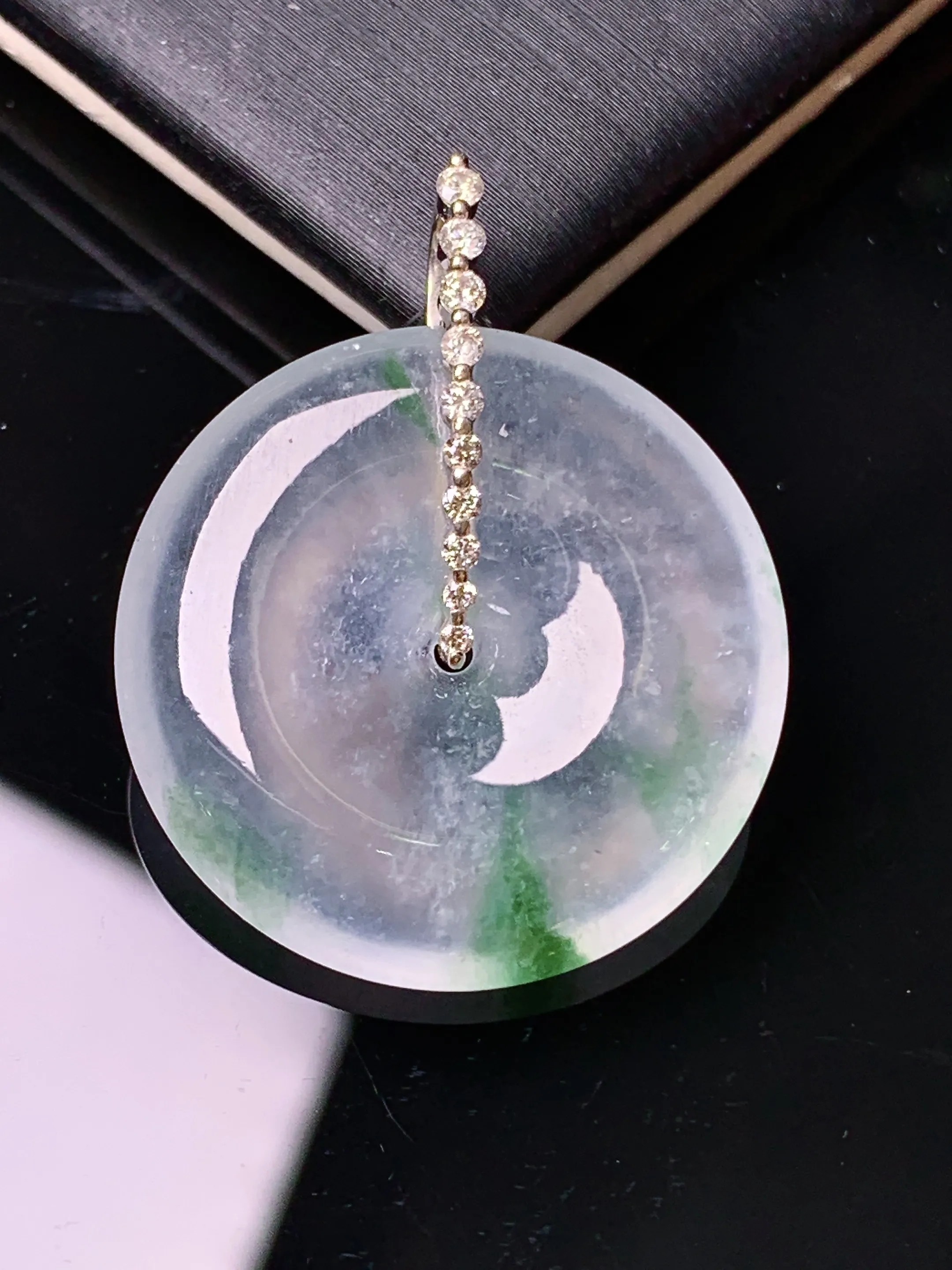 18k金钻镶嵌冰种飘绿平安扣吊坠 玉质细腻 色泽清新艳丽 整体尺寸30*24*4.8