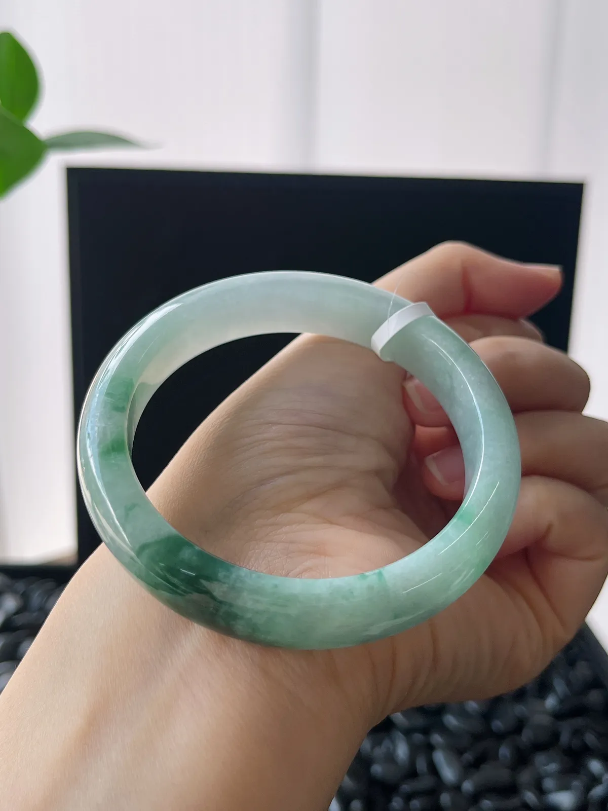 正圈56圈口，翡翠糯化种飘绿手镯