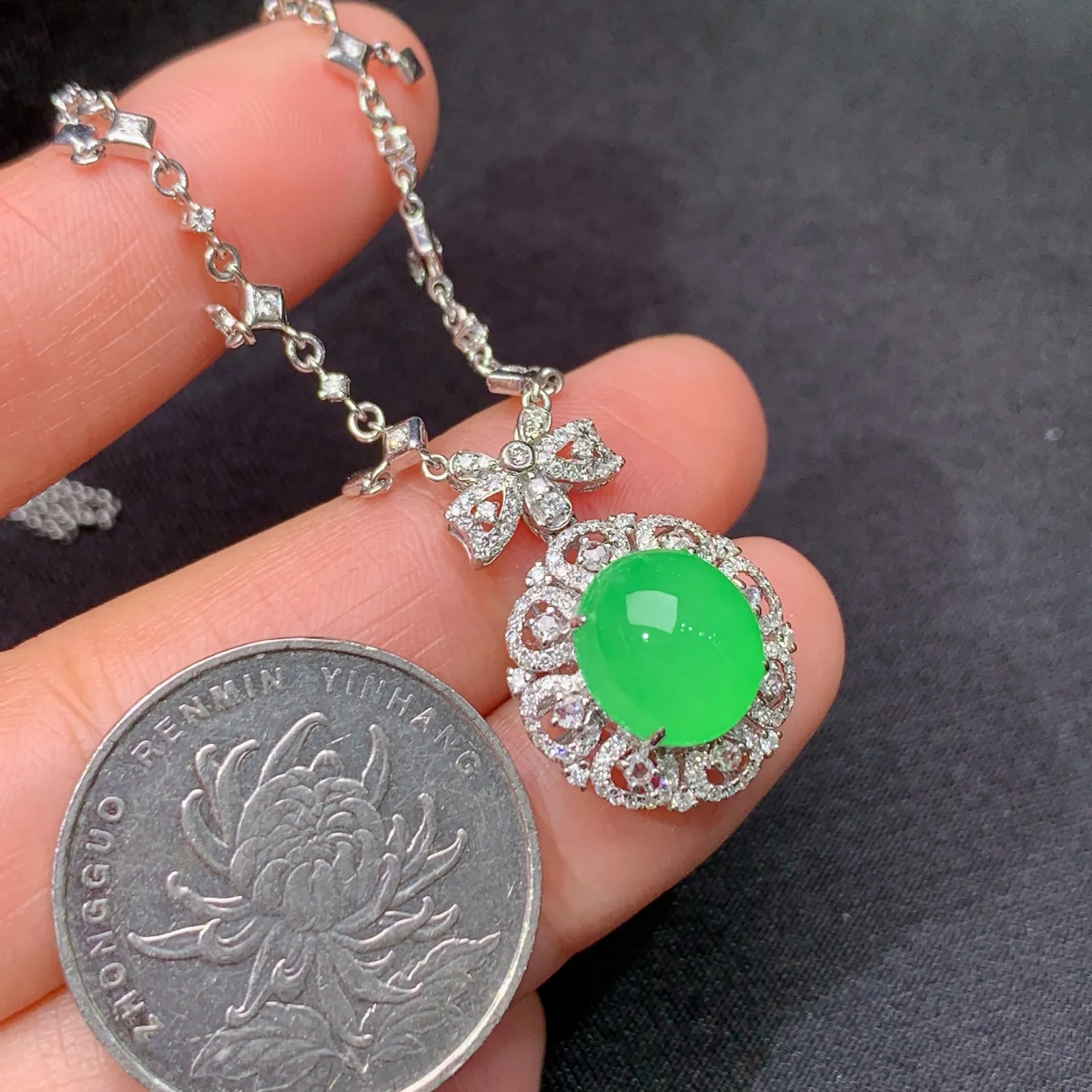 冰阳绿蛋面锁骨链，18k金镶嵌，款式精美，冰润色阳，种水足 裸石9.8*9.1*5