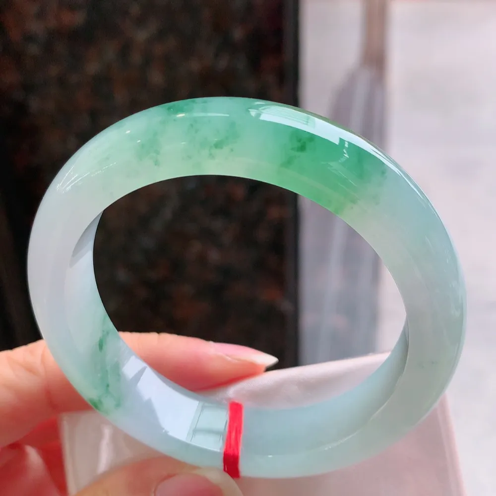 正圈高冰飘绿 无瑕 尺寸:55.7/12.8/8.8 种色俱佳