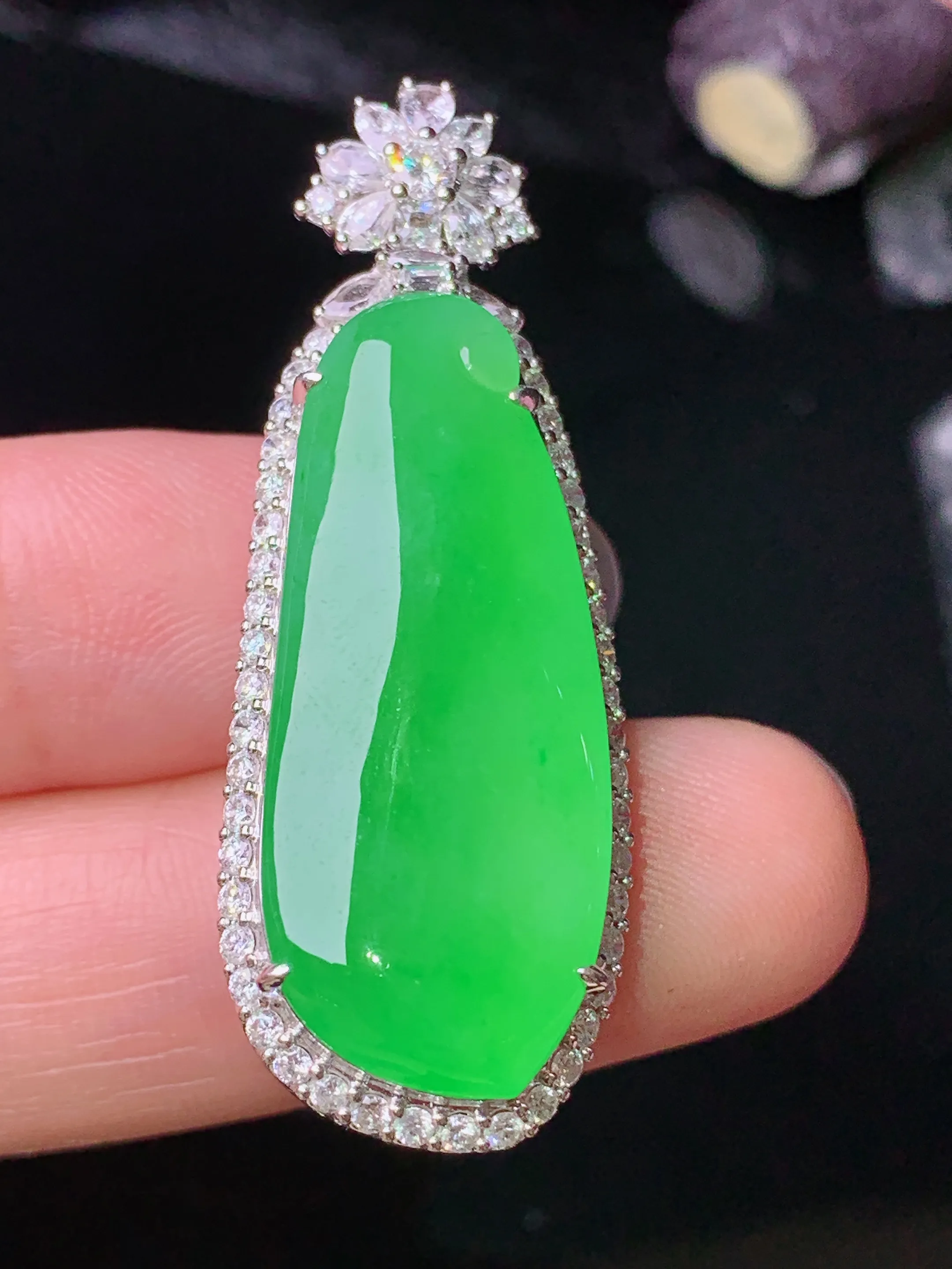 18k金钻镶嵌满绿福瓜吊坠 玉质细腻 色泽清新艳丽 整体尺寸42.6*15.6*11