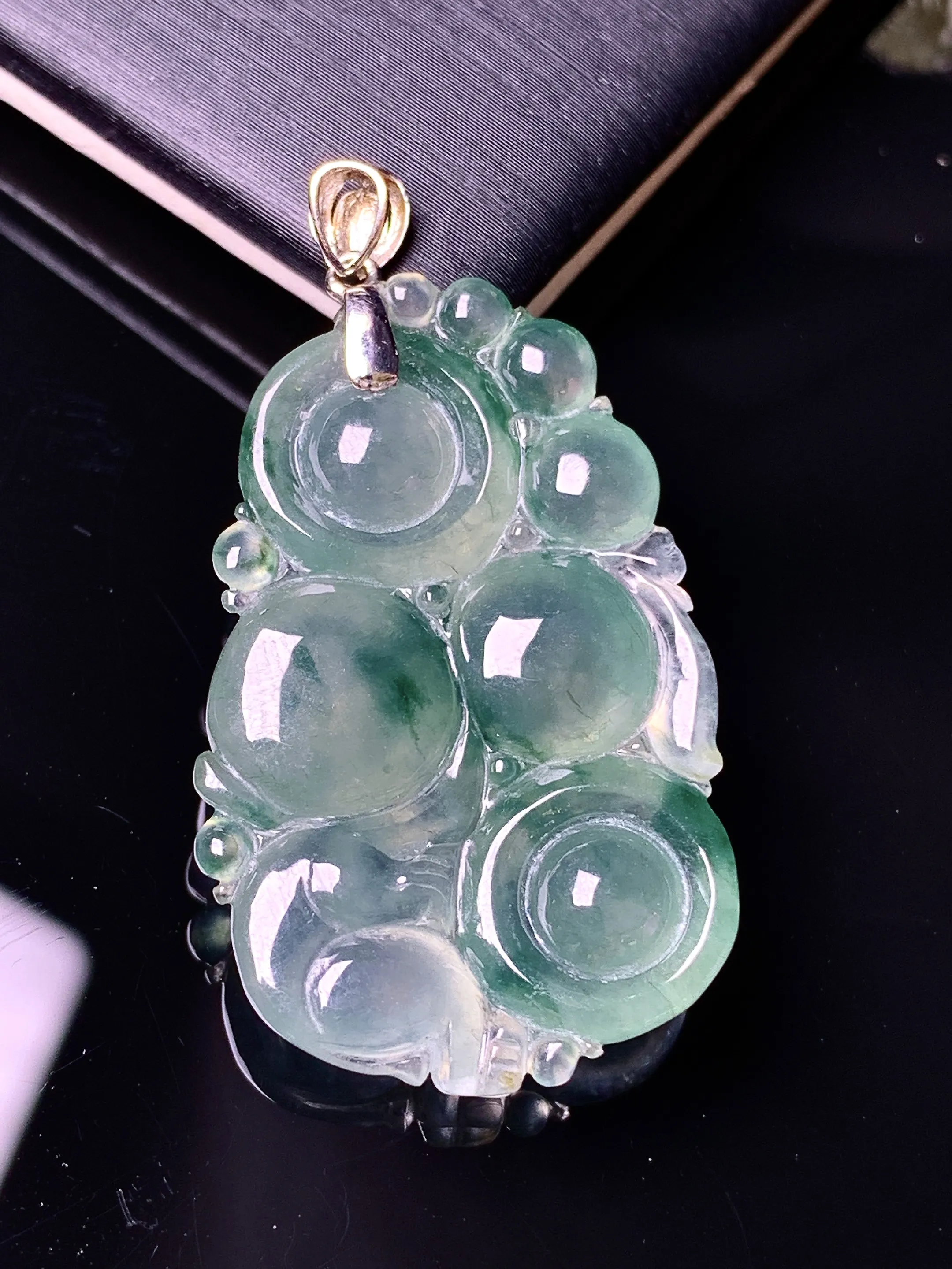 18k金镶嵌冰种灵猴献寿吊坠 玉质细腻 色泽清新艳丽 整体尺寸38*21*6.3