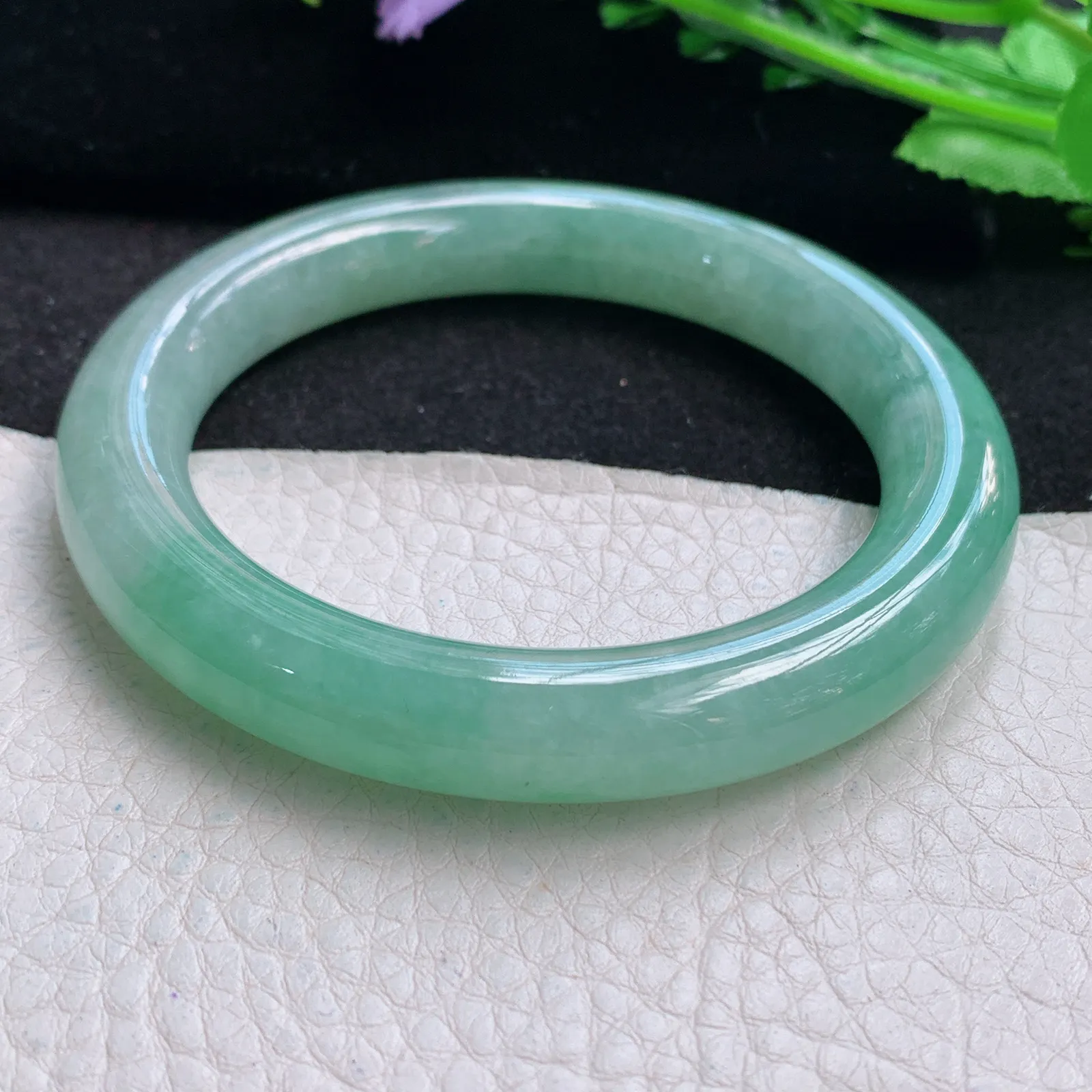 xh自然光57*10.5美人镯 缅甸翡翠冰绿水灵圆条玉手镯 平安镯