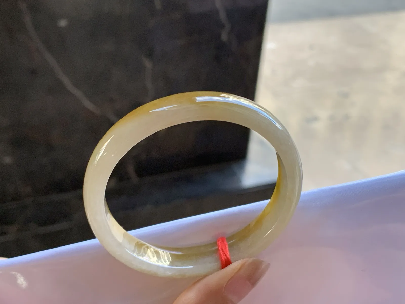 52-12.5-6

黄翡贵妃手镯^_^正圈50可以带