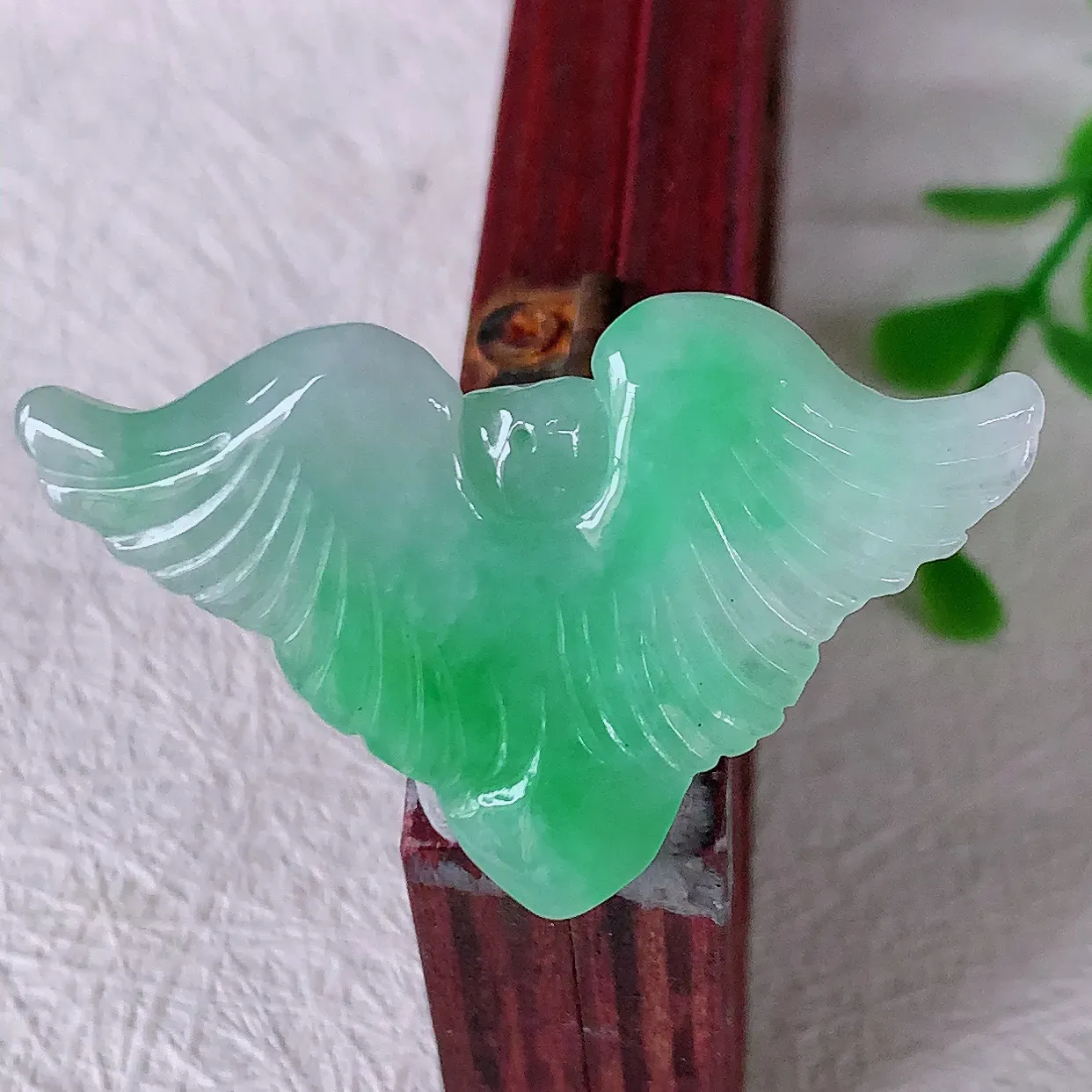 自然光实拍，水润飘绿翡翠天使吊坠，翠色灵动，玉质细腻，颜色漂亮，品相佳，佩戴佳品！#57.17