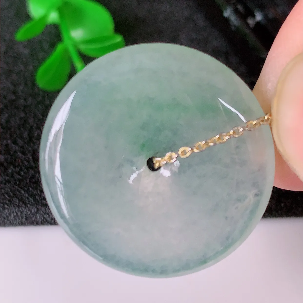 自然光实拍，冰种飘花翡翠平安扣吊坠，玉扣，平安是福；很美的料子，平安扣佩戴优雅迷人！#57.17