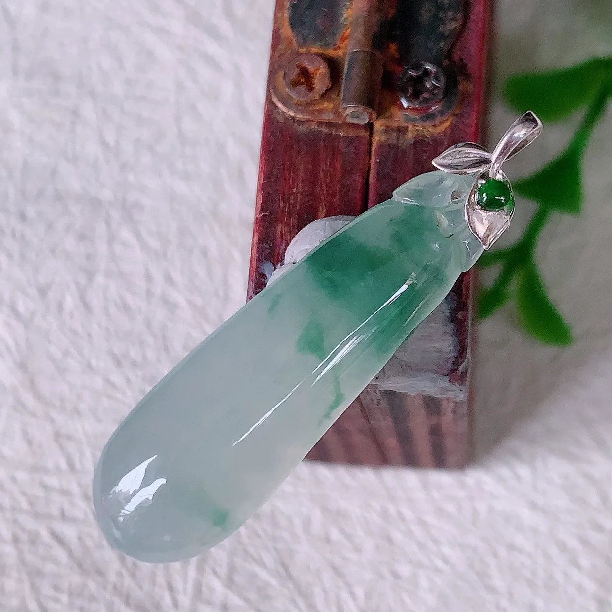 18K金镶嵌冰种飘花翡翠福瓜吊坠，种老水足，雕工精湛 ，寓意美好，佩戴时尚出众！#12.17