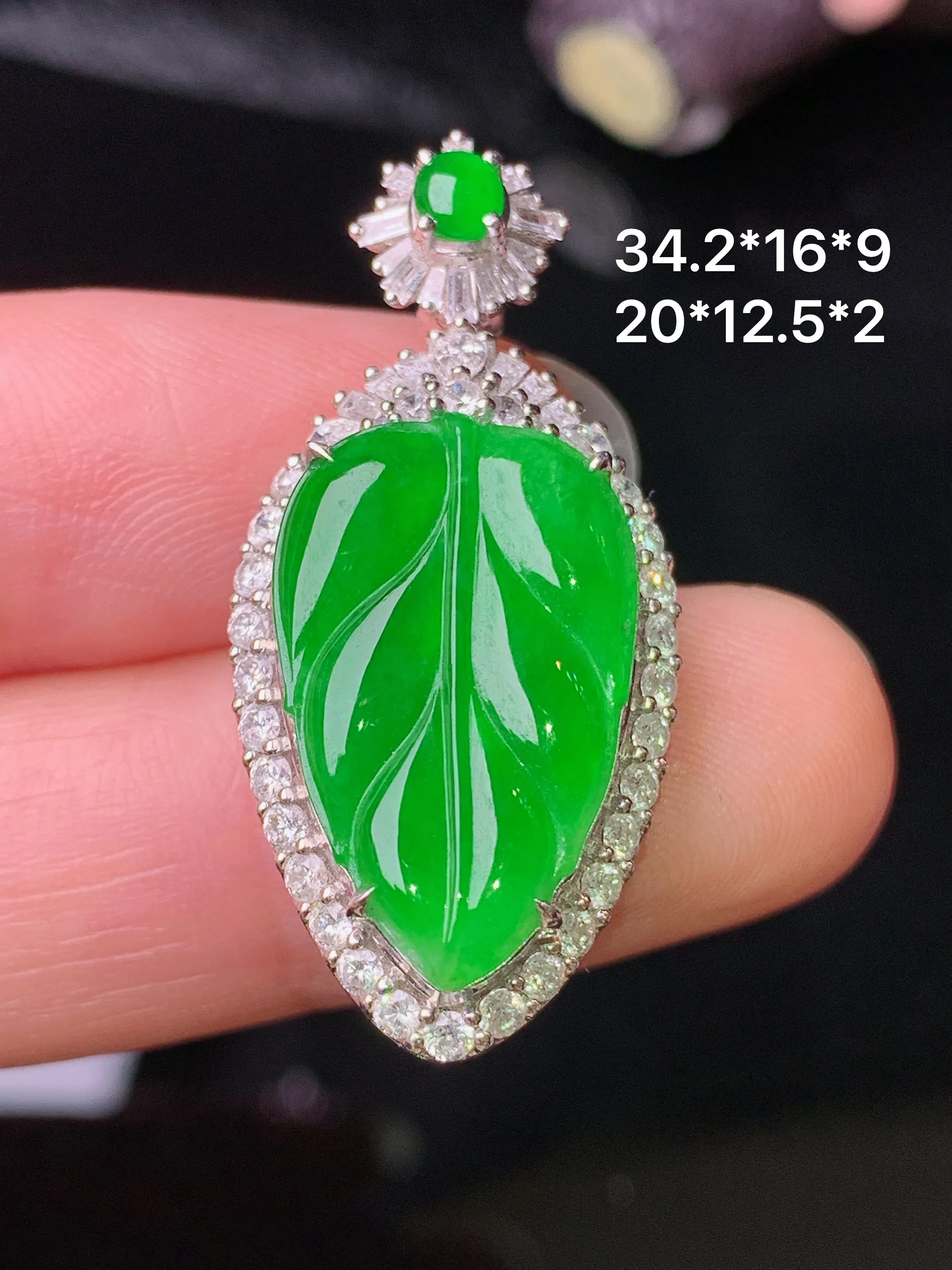 18k金钻镶嵌满绿树叶吊坠 玉质细腻 色泽清新艳丽 整体尺寸34.2*16*9